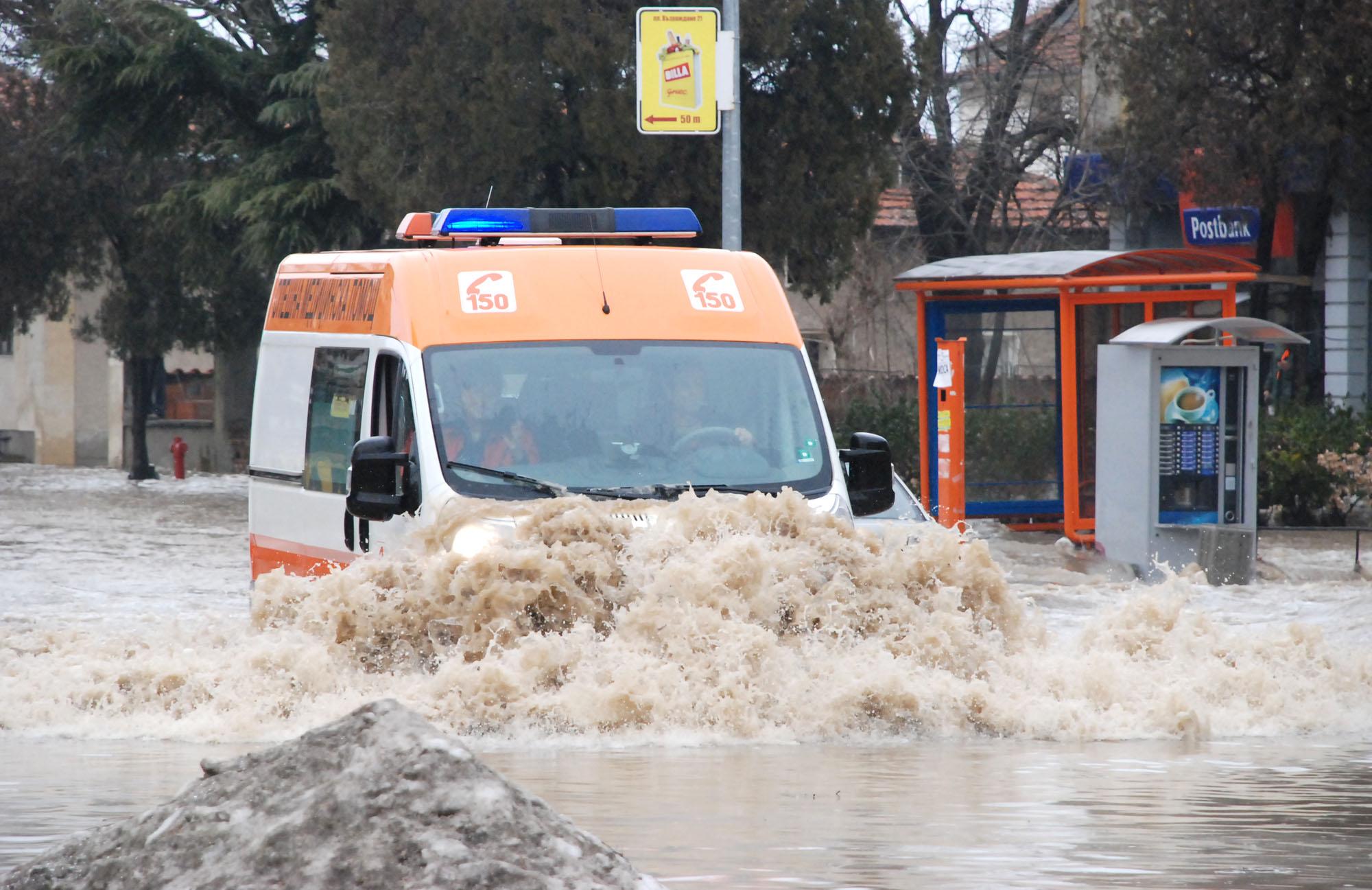 Линейка си проправя път през наводнения център на Харманли
