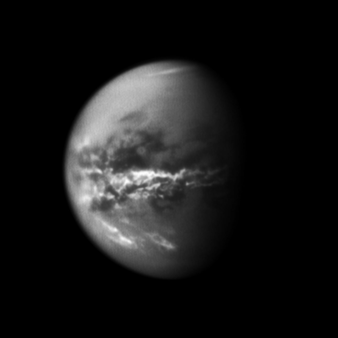Титан е единственото небесно тяло от Слънчевата система заедно със Земята, което има течни пространства на повърхността си