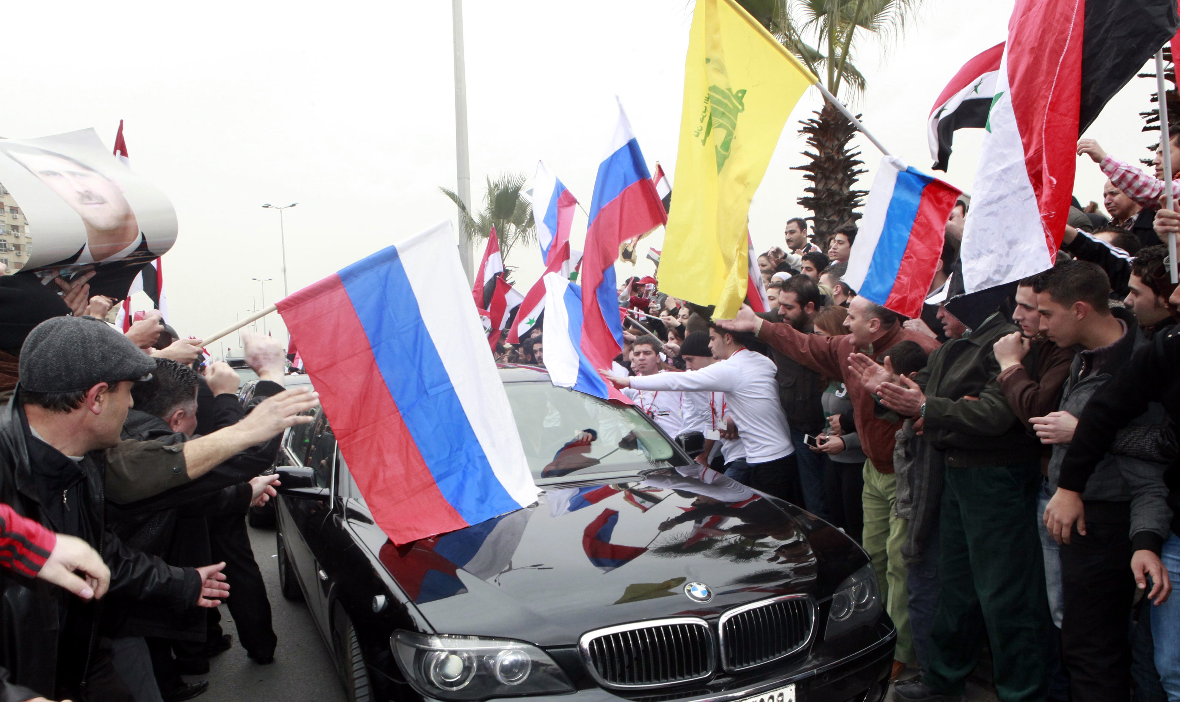 Външният министър Сергей Лавров беше приет възторжено с руски знамена