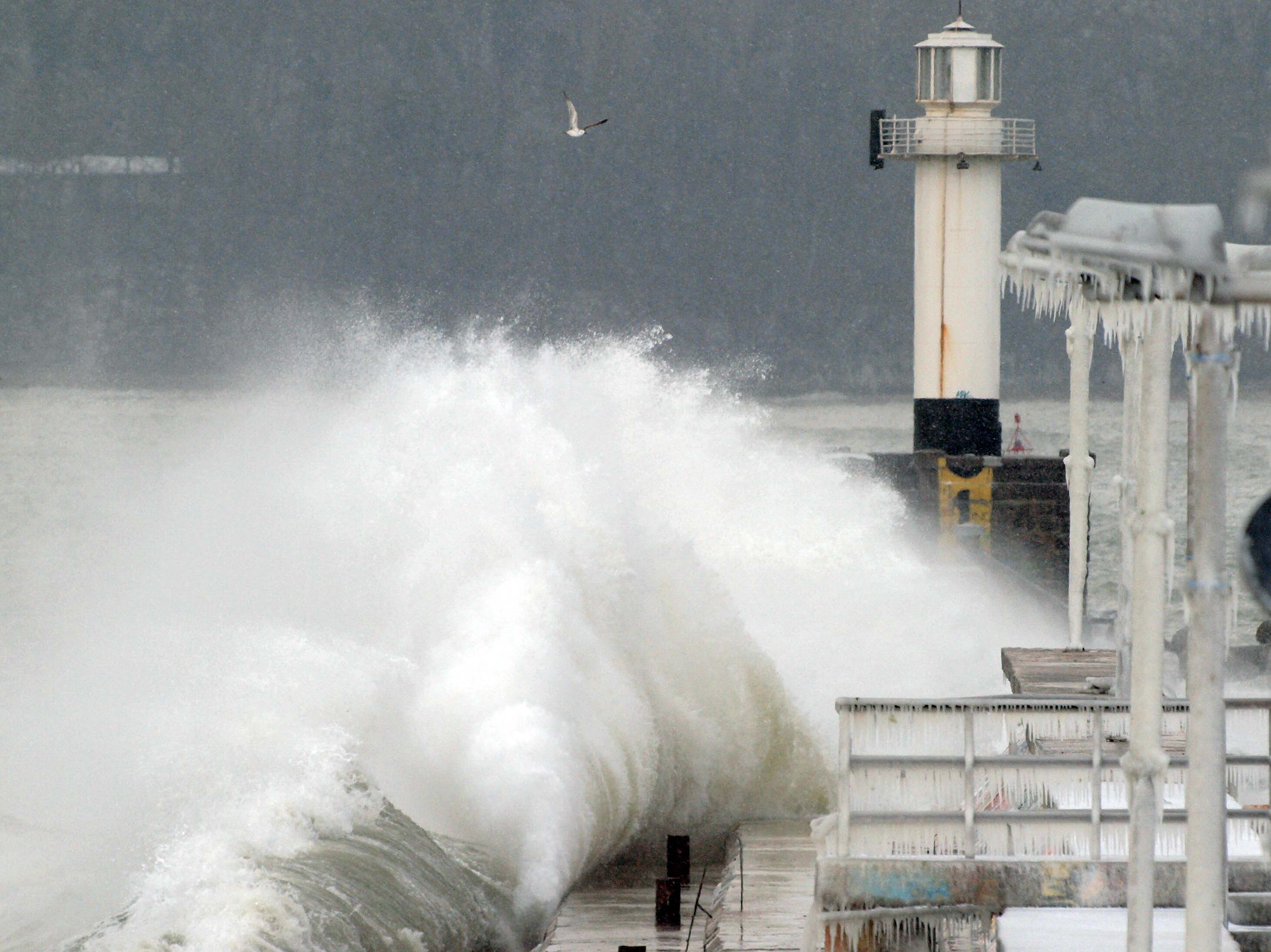 Силният вятър създава сериозни проблеми в крайбрежните райони