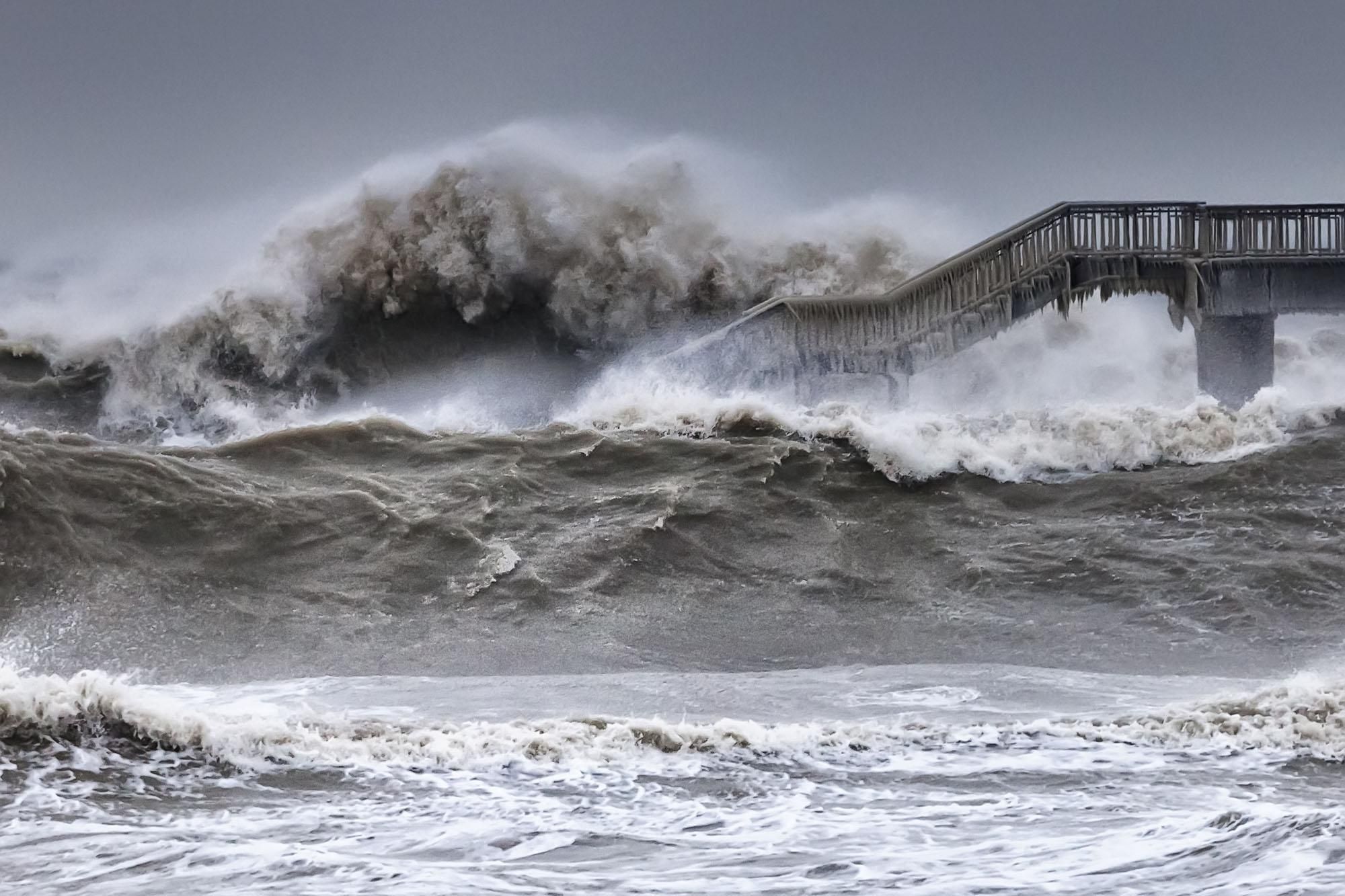 Огромните вълни по време на бурята в началото на месеца са скъсали тръбата за отпадните води