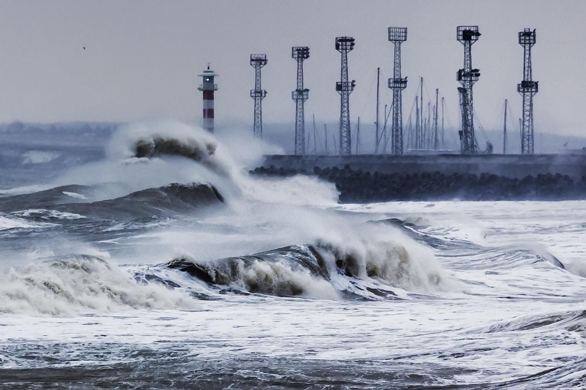 Големи вълни заляха вчера крайбрежието на Бургас