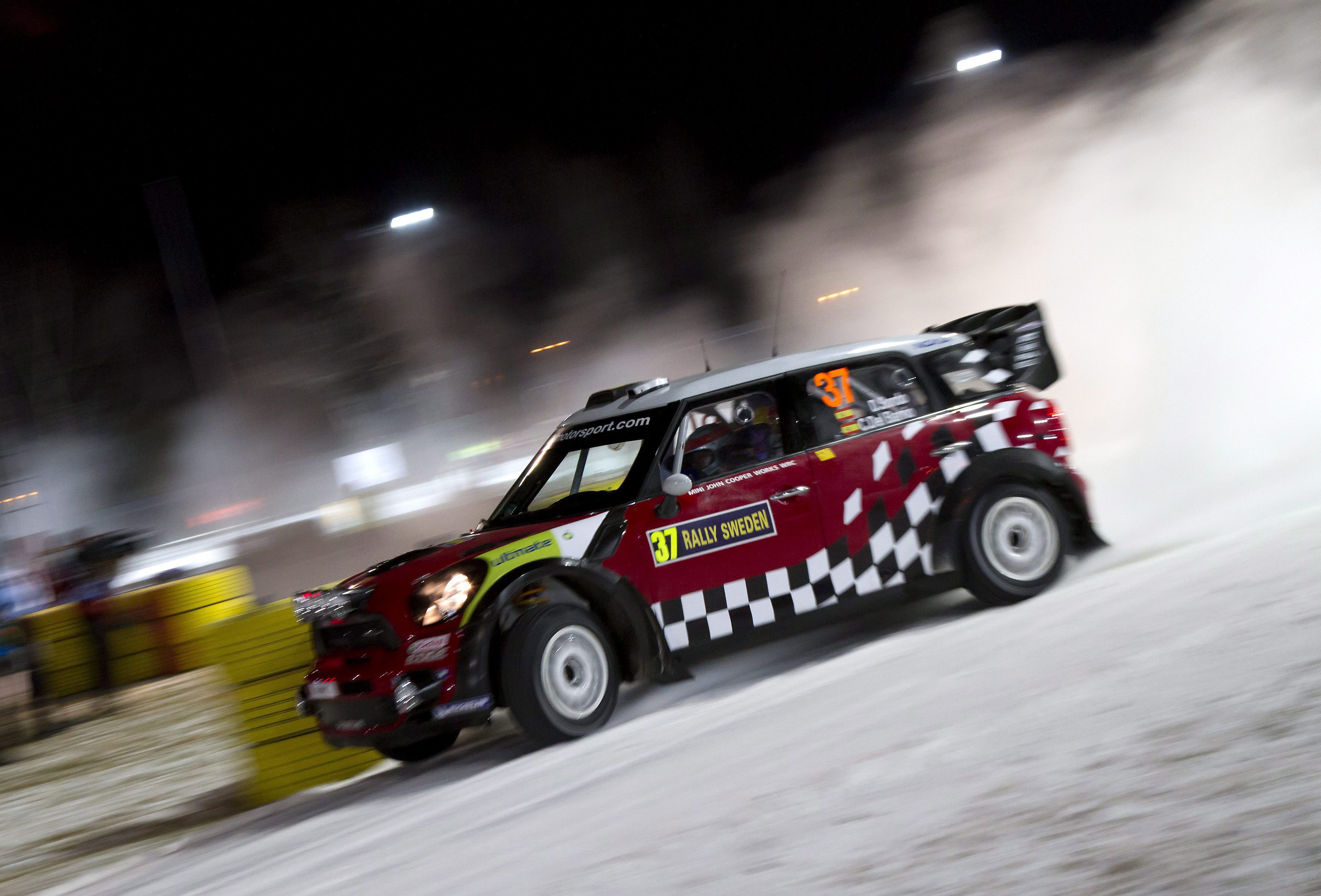 Испанецът, каращ Мини WRC, завърши на 0.3 секунди пред специалиста в сняг Мадс Остберг с Форд Фиеста