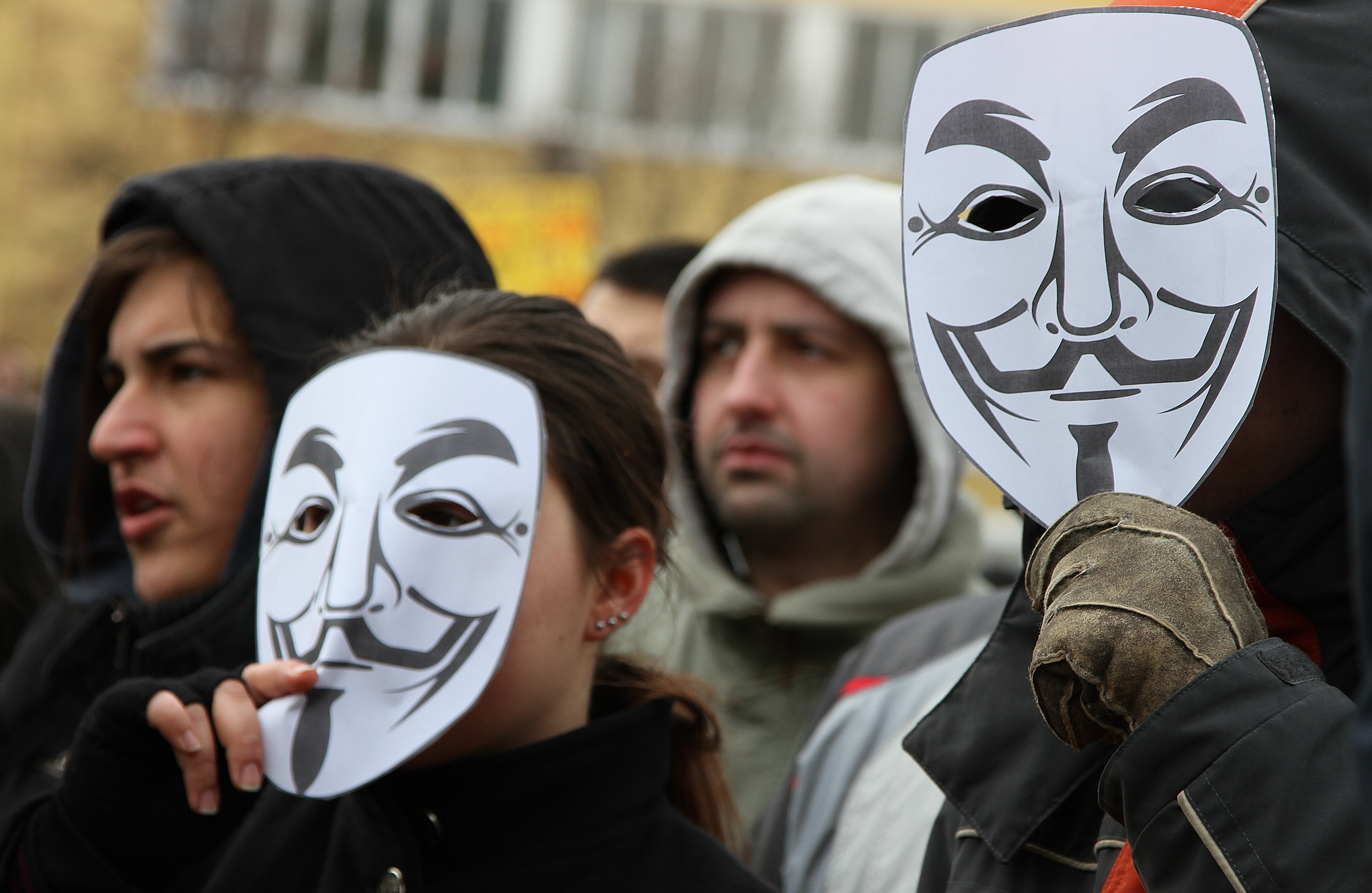 На всички участници бяха раздадени хартиени маски на Anonymous
