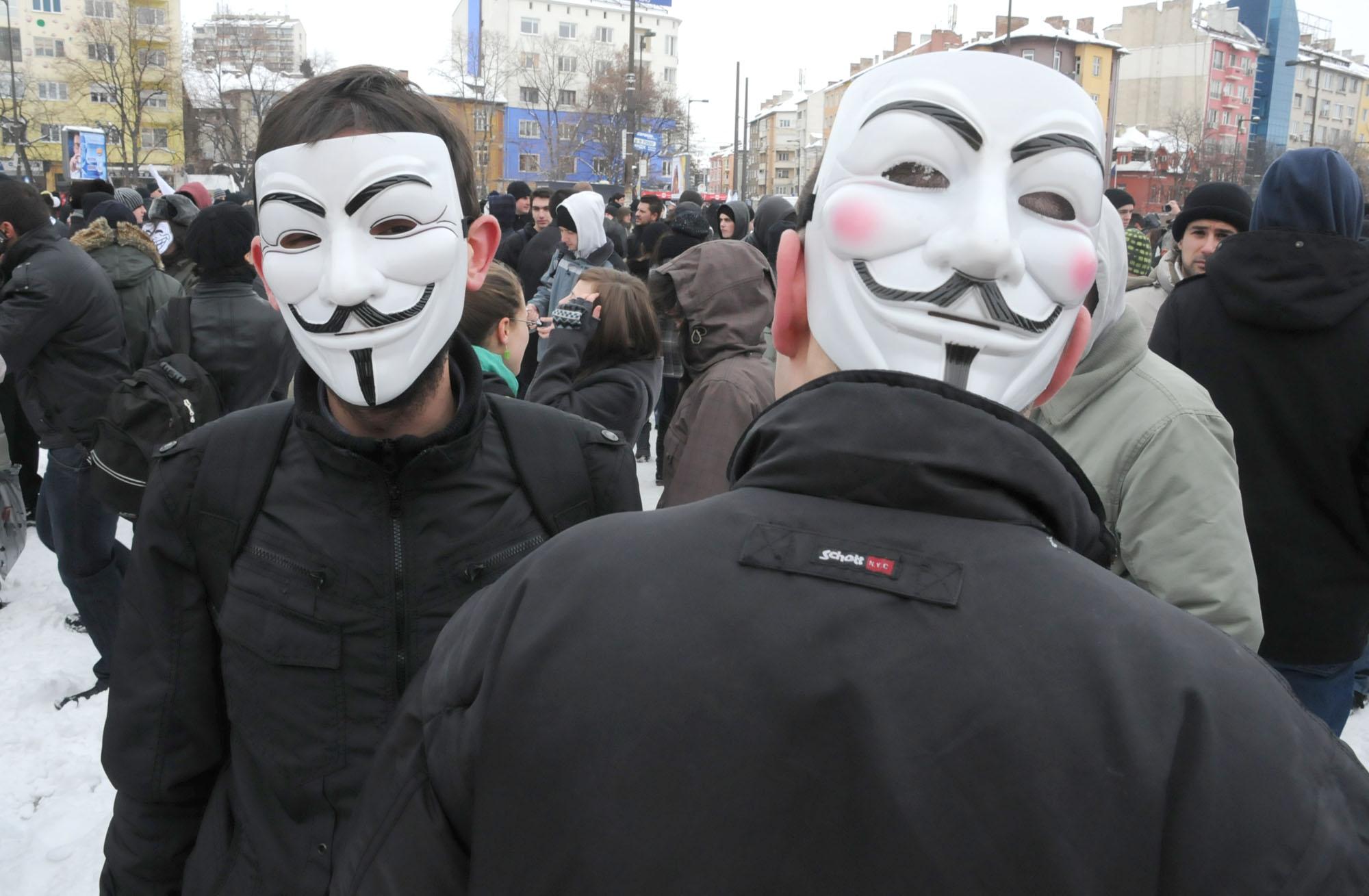Протестиращ с маска на тила
