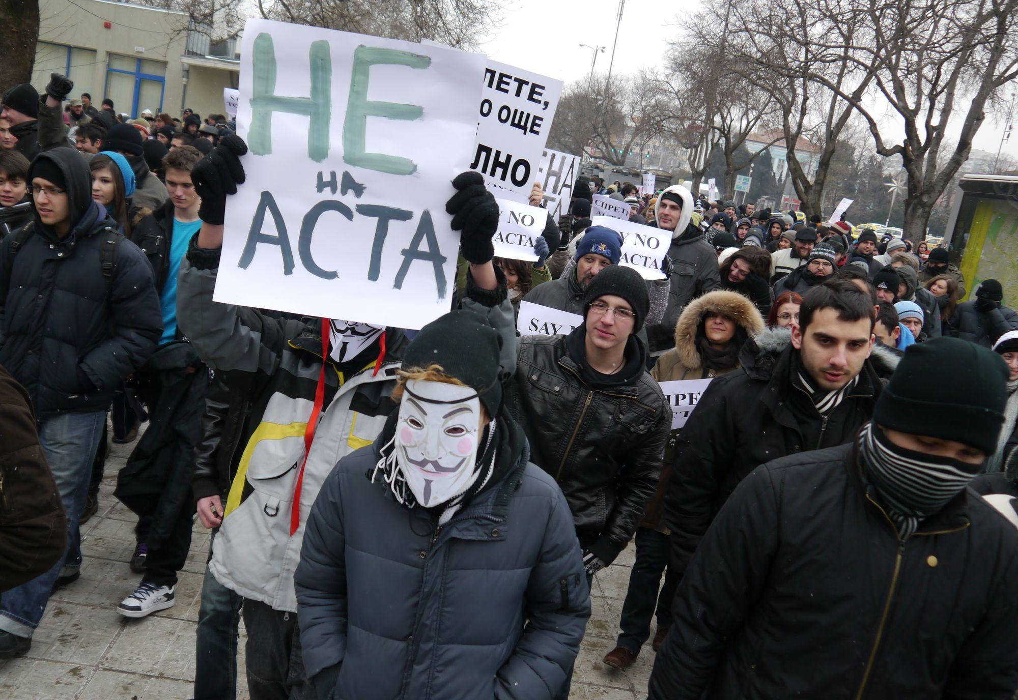 Над 300 протестираха пред катедралата във Варна