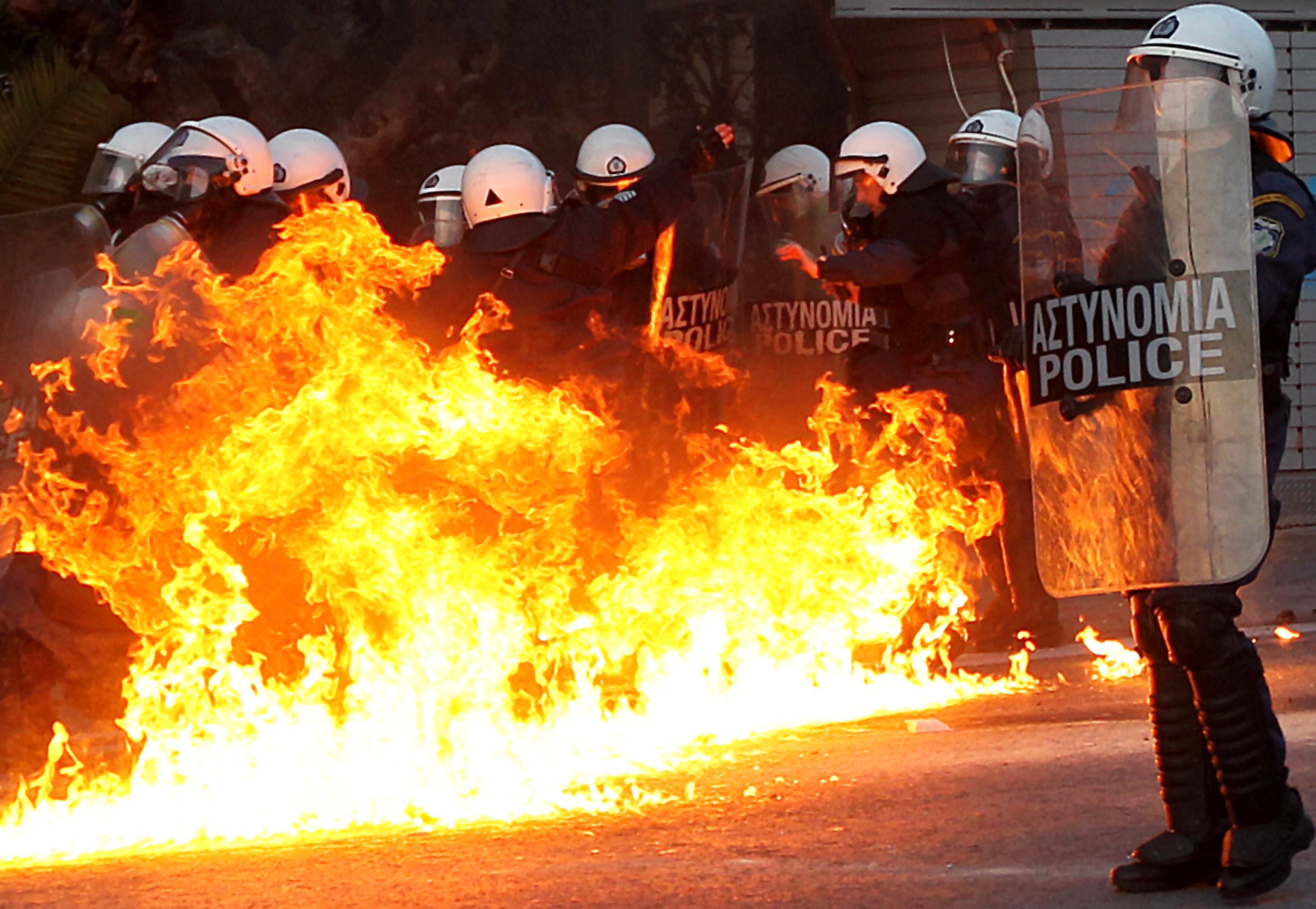 Протестиращите хвърлят по полицията запалителни бомби