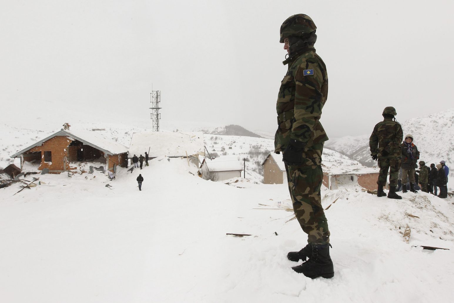Лавина уби 10 души и затрупа къщи в Косово