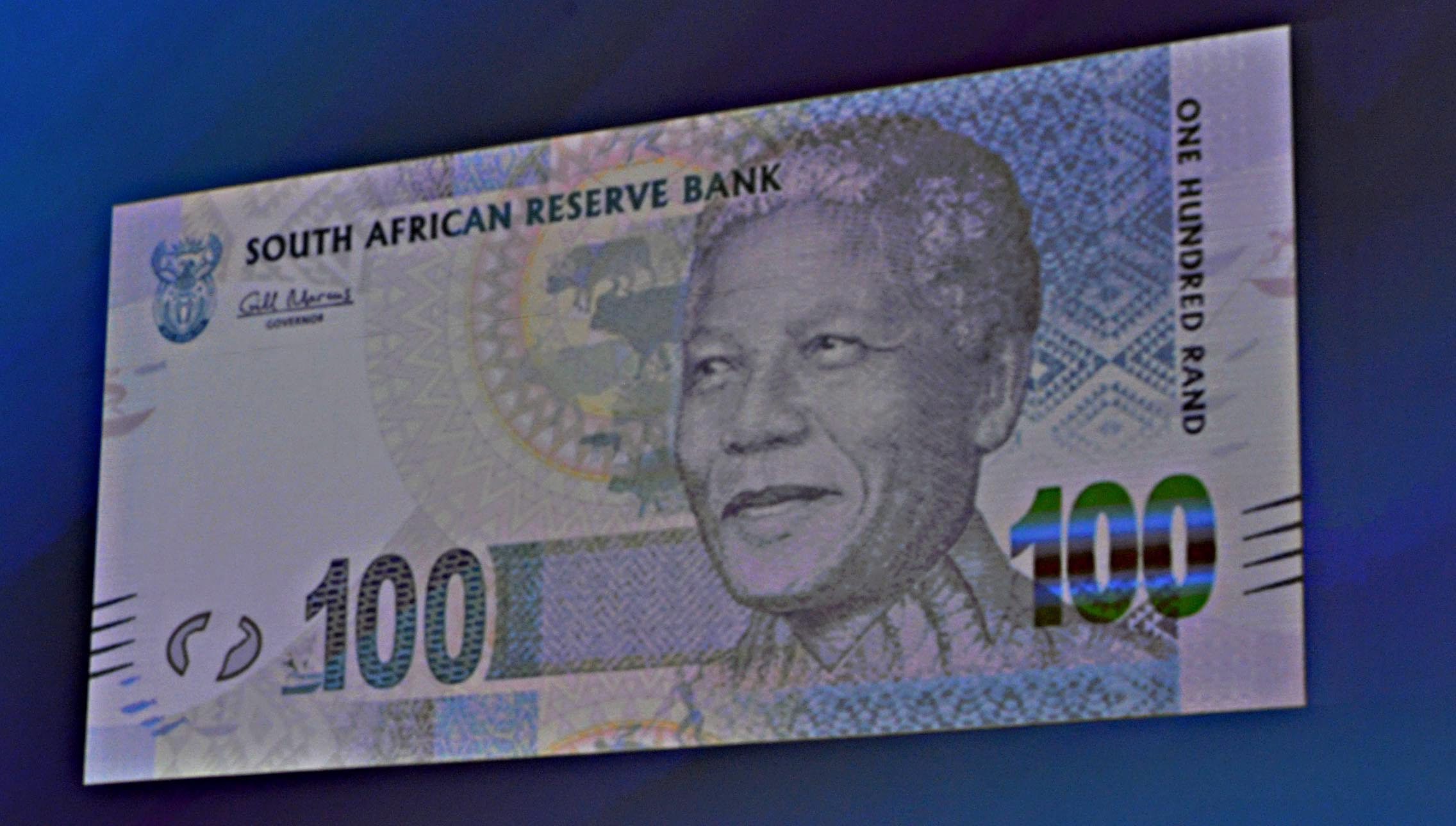 Нелсън Мандела е изобразен на банкнотите с посивели коси и усмихнат - такъв, какъвто е, когато излиза на свобода от затвора