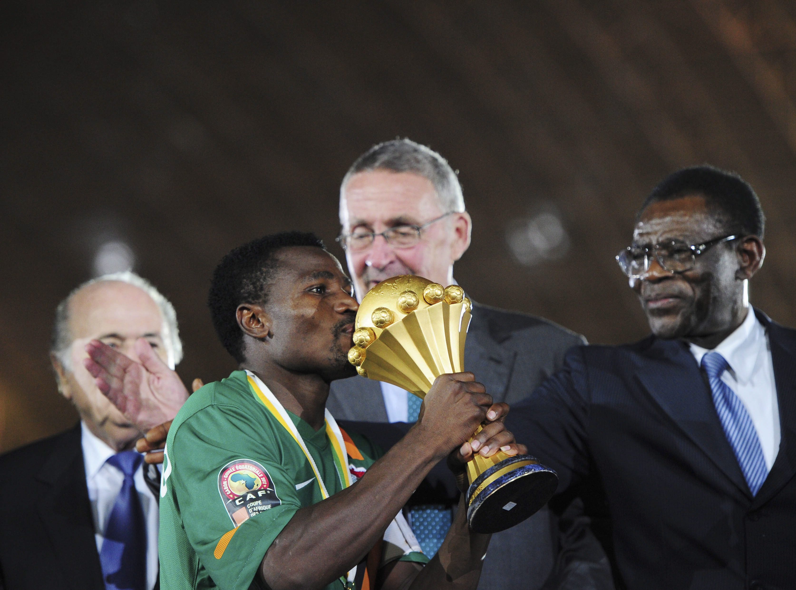 Кристофър Катонго от отбора на Замбия ликува с трофея от Купата на Африканските нации