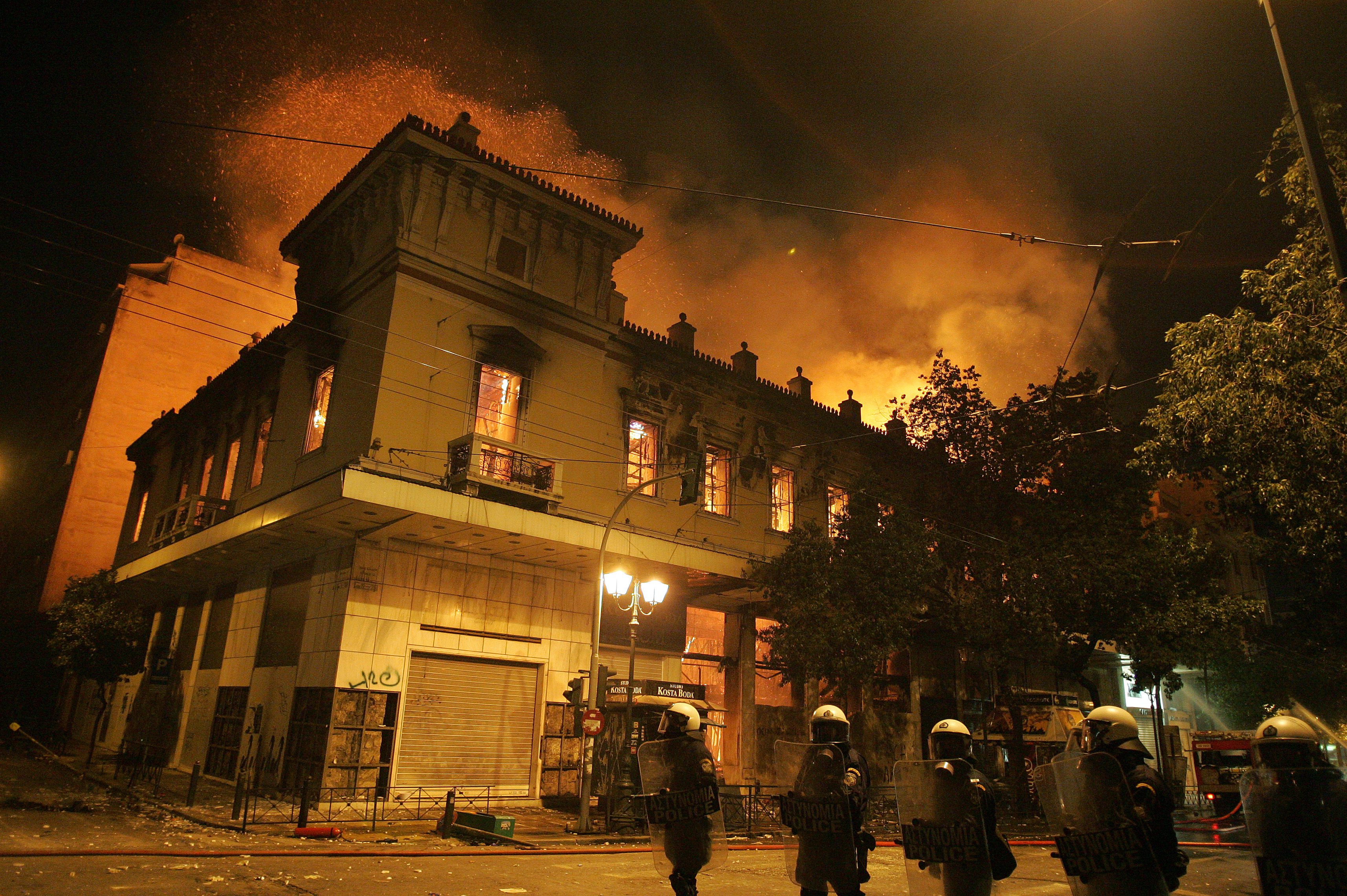 Масови размирици и палежи съпроводиха обсъждането в парламента в Атина