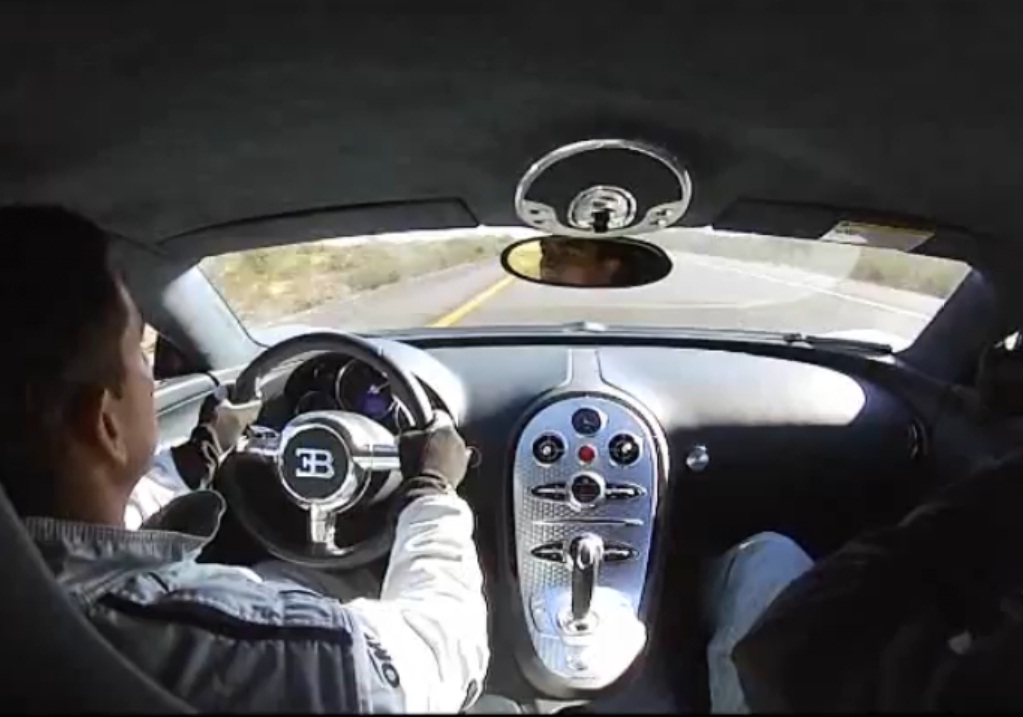 Veyron лети по обществен път с над 360 км/ч (видео)
