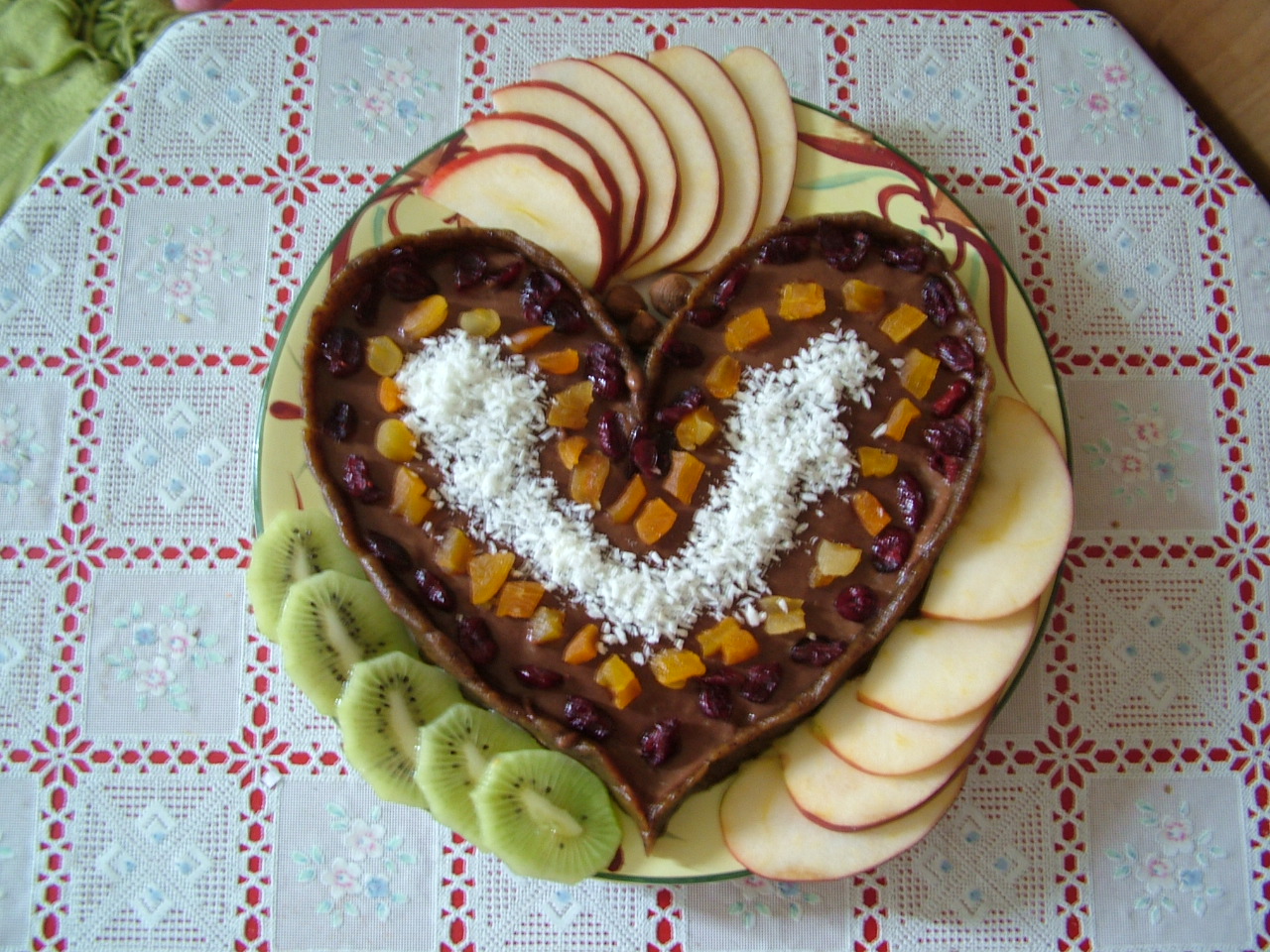 Сурова торта с фурми и банани ”Свети Валентин”
