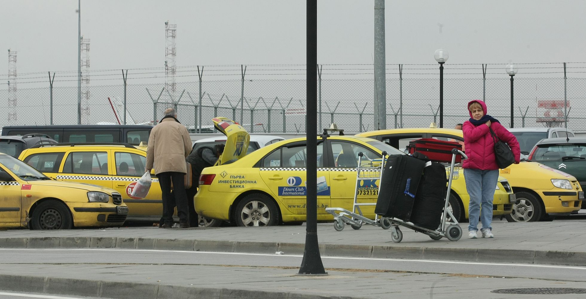 Прегрупират таксита заради метрото до летището