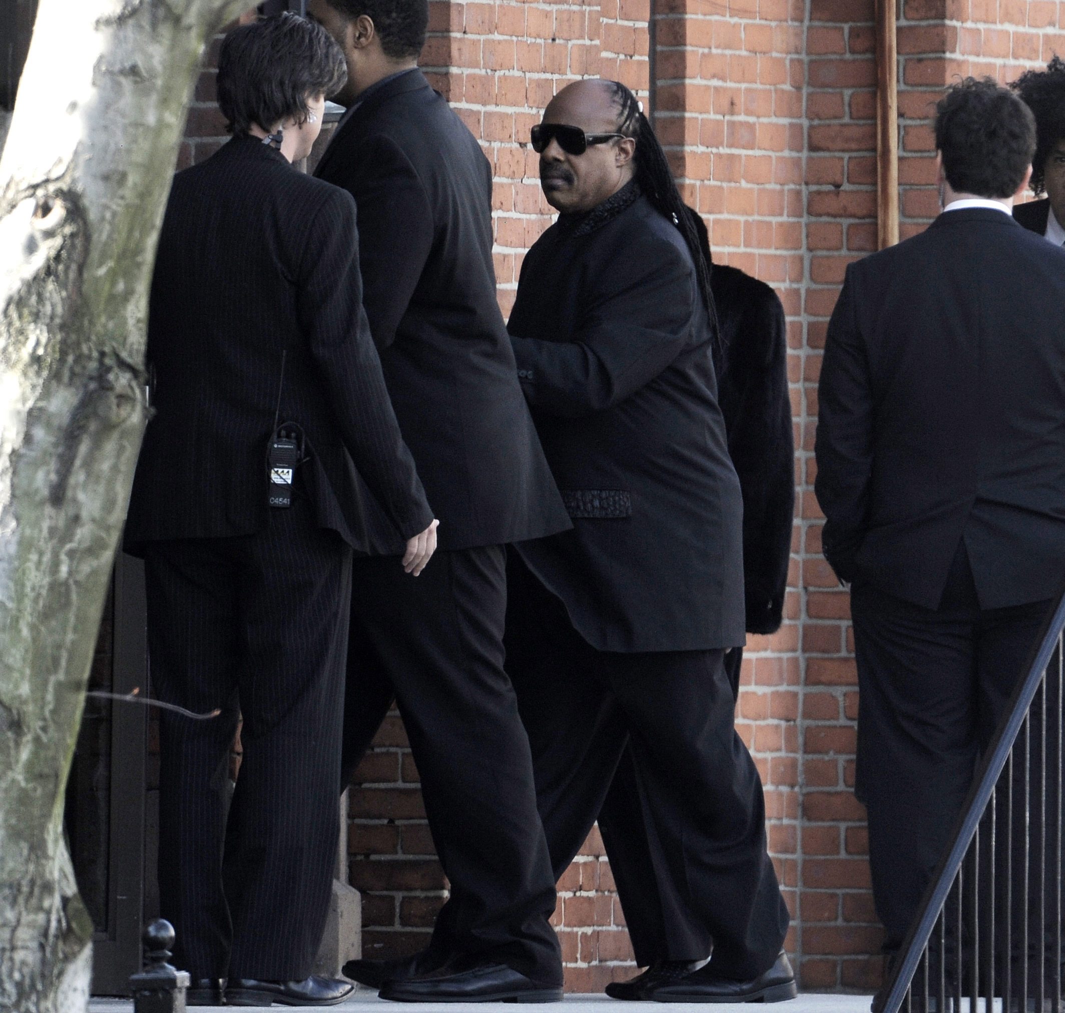 Стиви Уондър пристига на погребението на Уитни Хюстън
