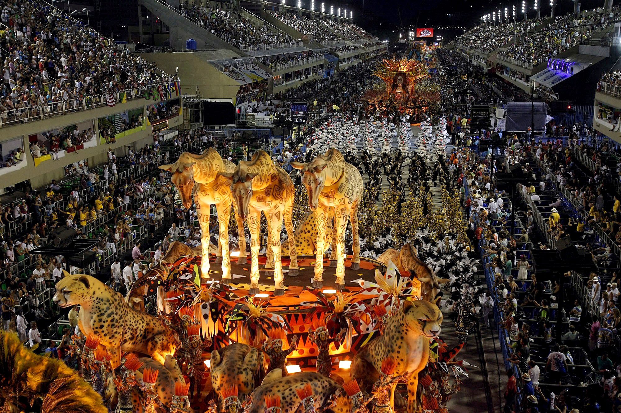 Какая зима в бразилии. Бразилия карнавал Общие. Бразильский карнавал шествие общий план. Карнавал Бразилия общий план. Бразильский карнавал платформы.