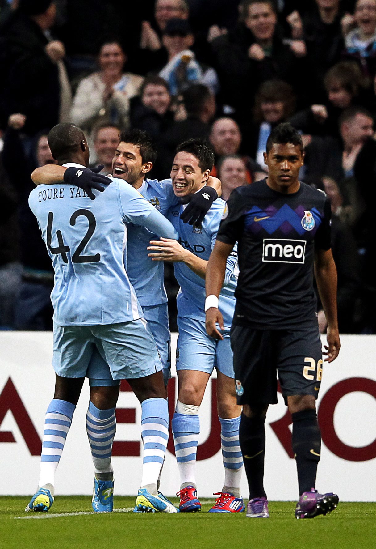 Футболистите на Манчестър Сити ликуват след гола на Агуеро