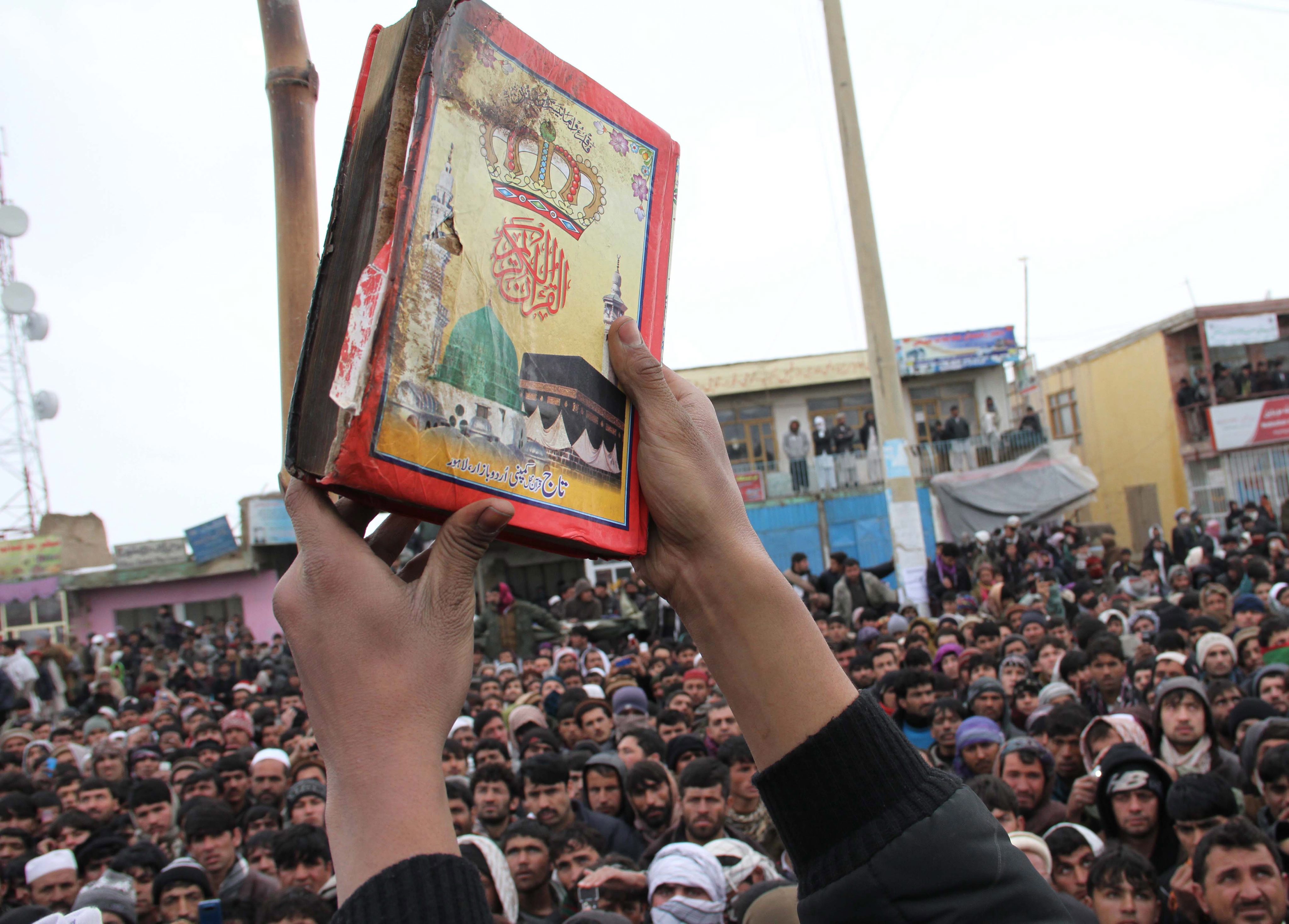 Кабул въстана срещу чужденците - горили Корана в база на НАТО