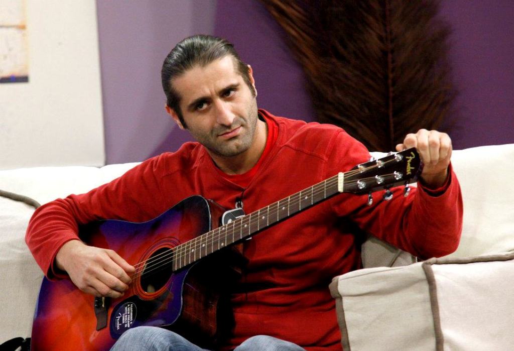 Филип Аврамов свири на китара, провокиран от баща си Георги Аспарухов