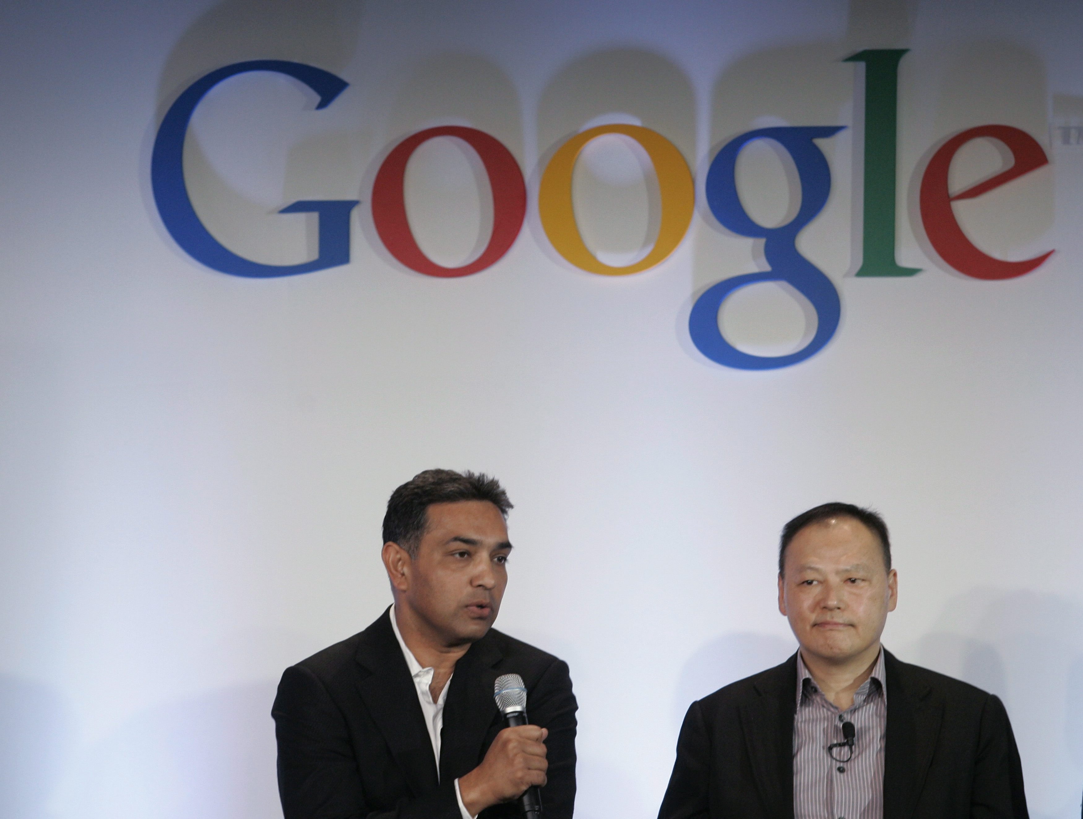 Санджай Джа (ляво) вероятно ще бъде заменен от топмениджъра на Google Денис Уудсайд