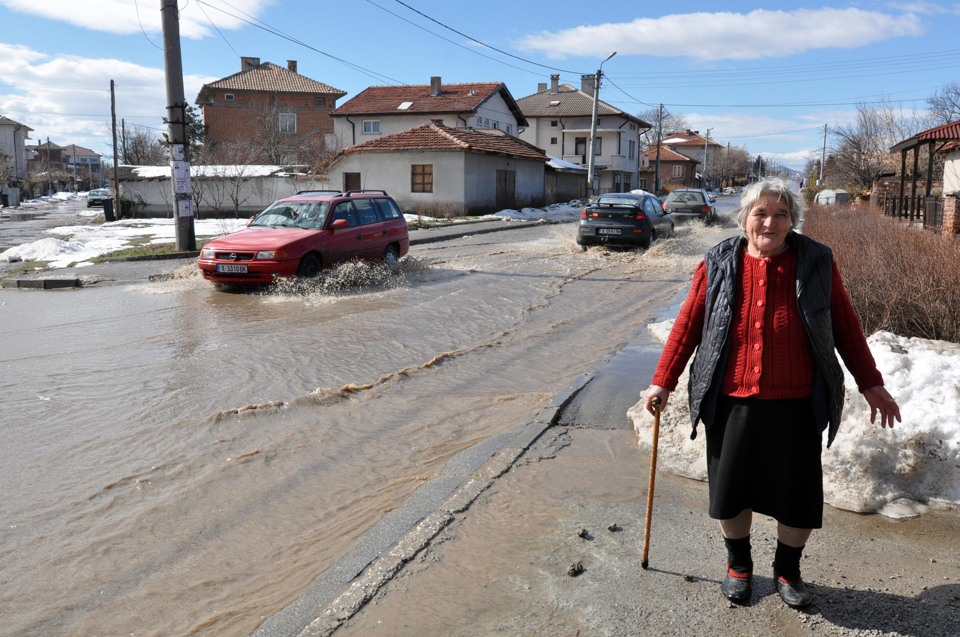 Водата от язовира край хасковския квартал ”Болярово” обилно прелива и има реална опасност от скъсване