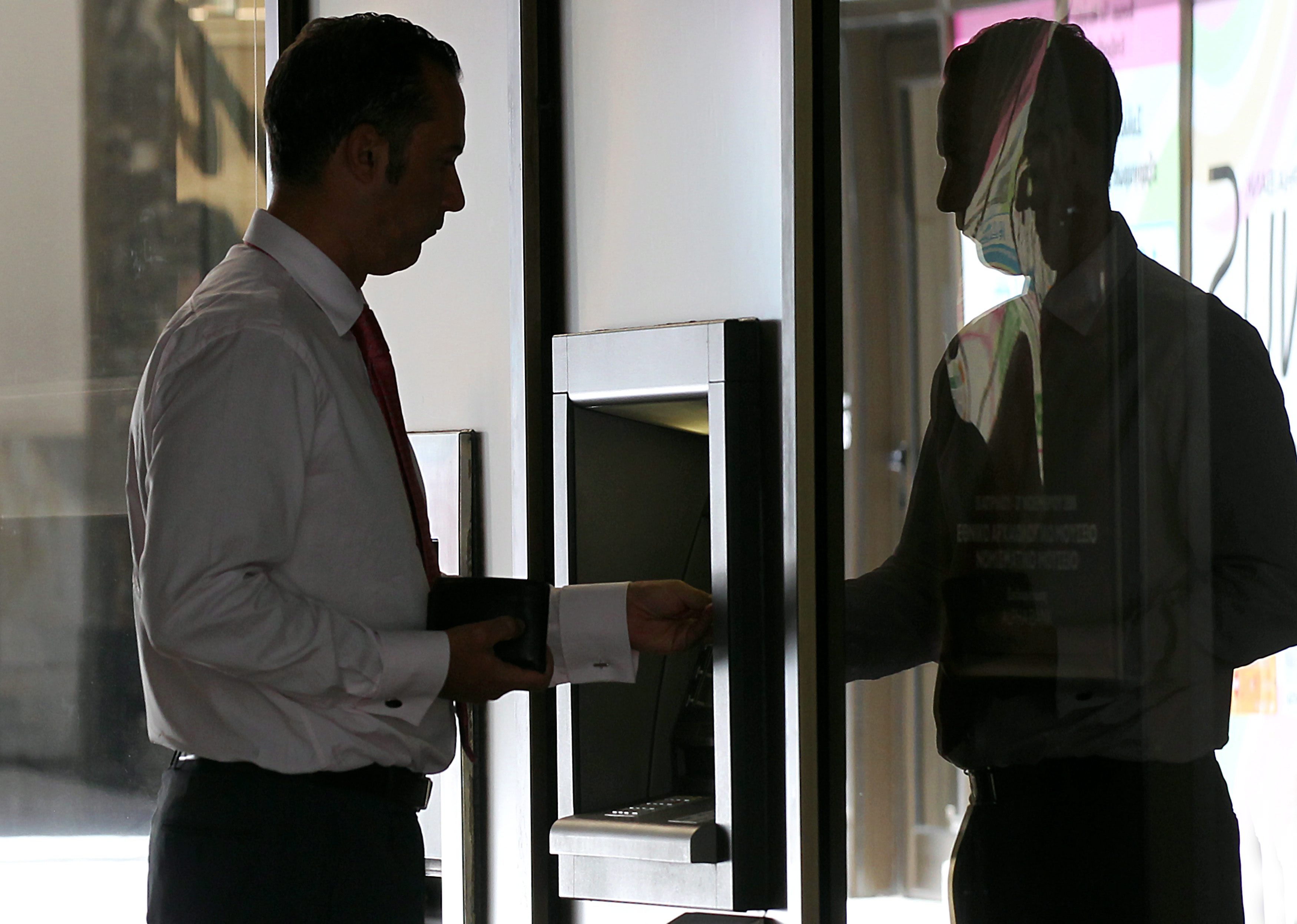Опашки пред банкомати в Кипър заради ”данък депозит”