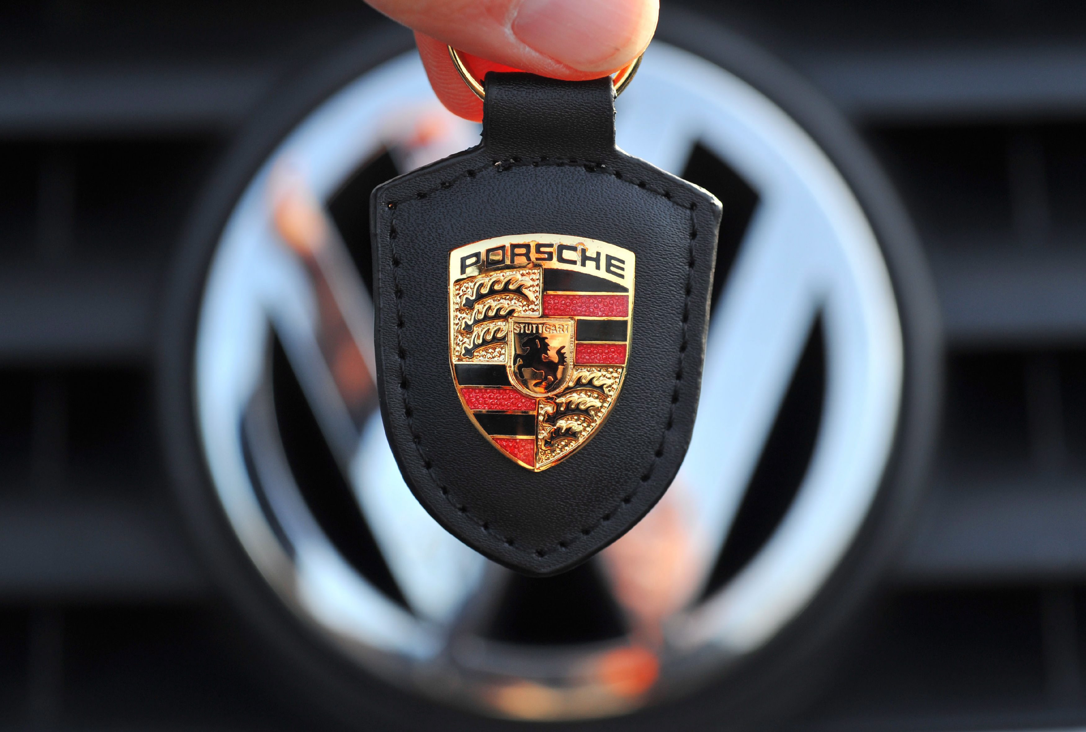 Volkswagen придобива пълен контрол над Porsche