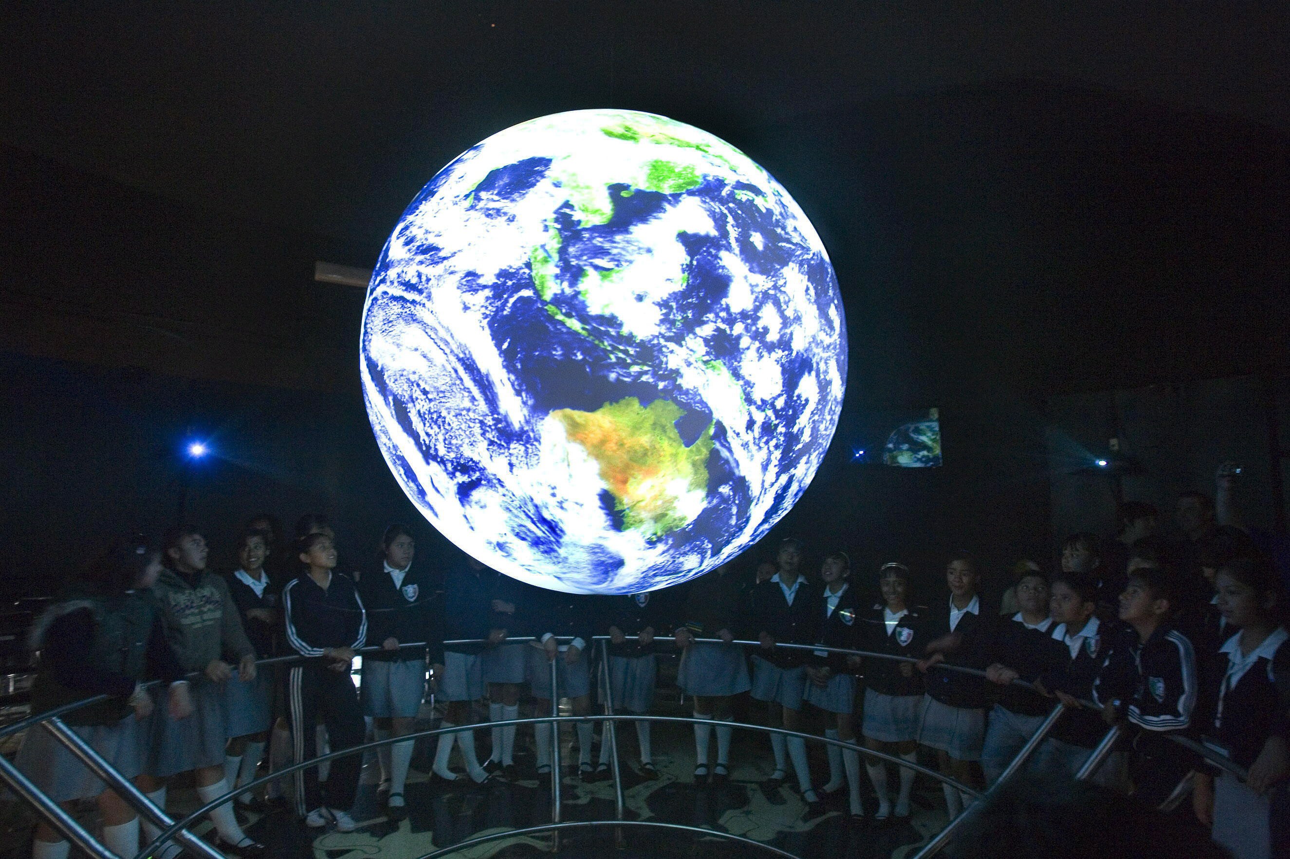 Холограма на Земята - планетата ни си е наред повече от 4 милиарда години