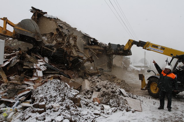Започна разрушаването на 50 опасни къщи в село Бисер