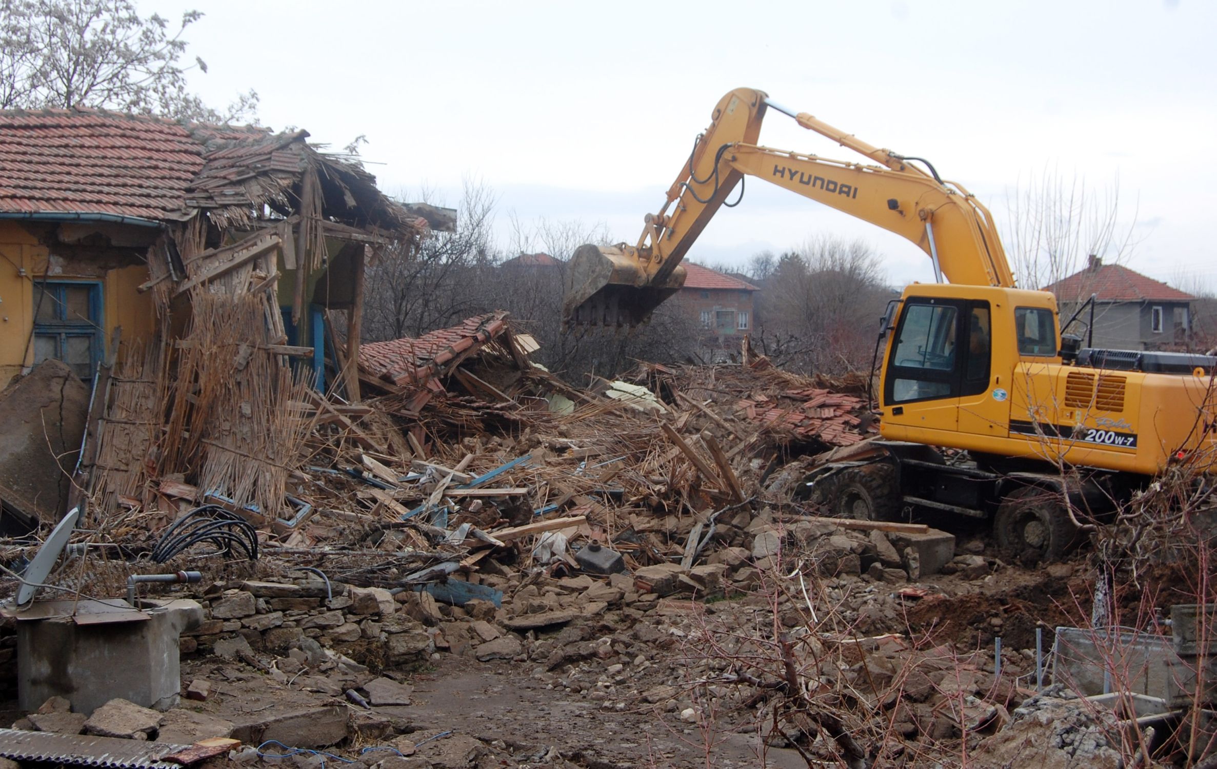 Започна разрушаването на повредените от наводнението къщи с. Бисер