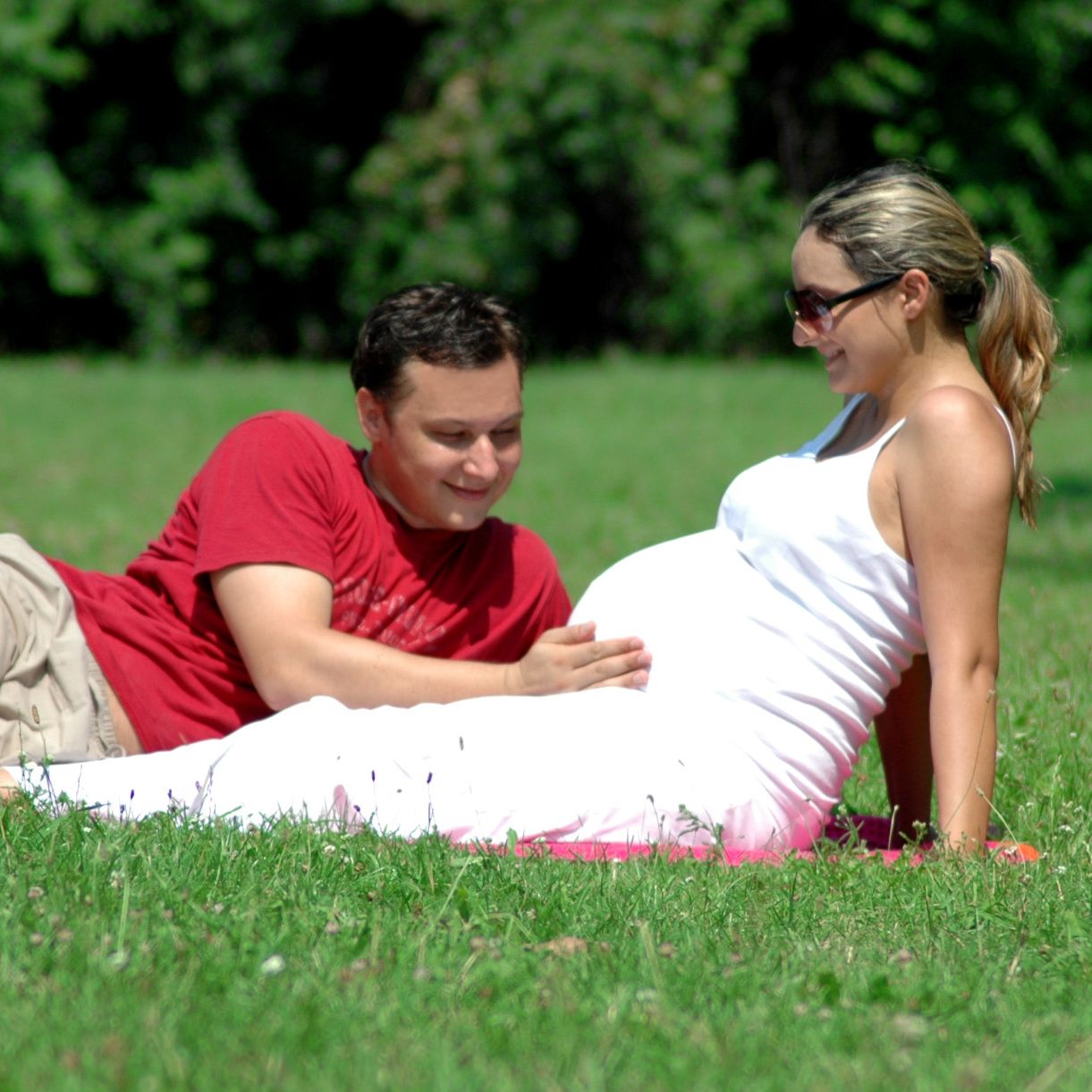 По време на бременност най-добре да сме по-често на чист въздух в компанията на любимия човек