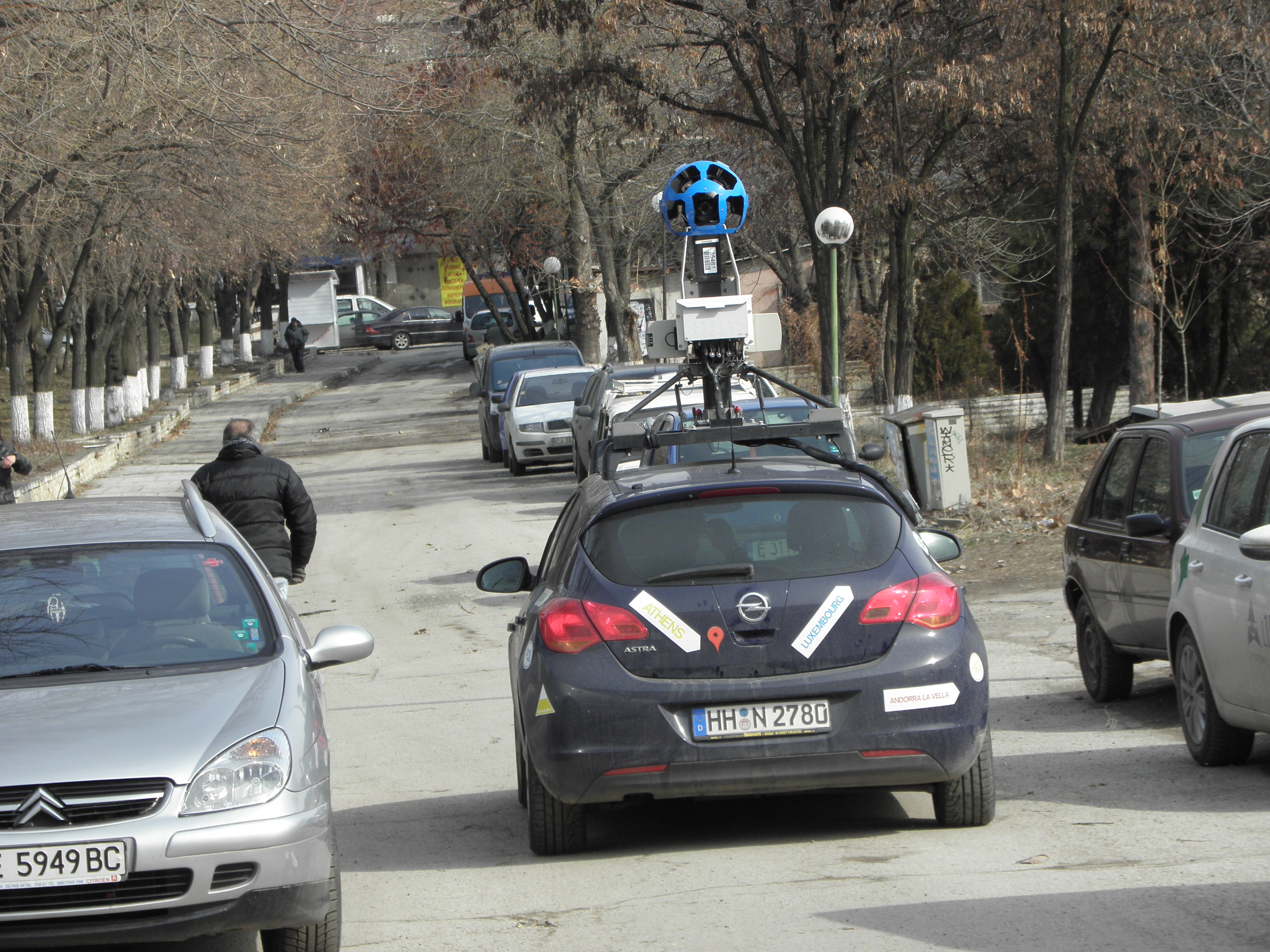 Французин съди Google, заснели го да уринира