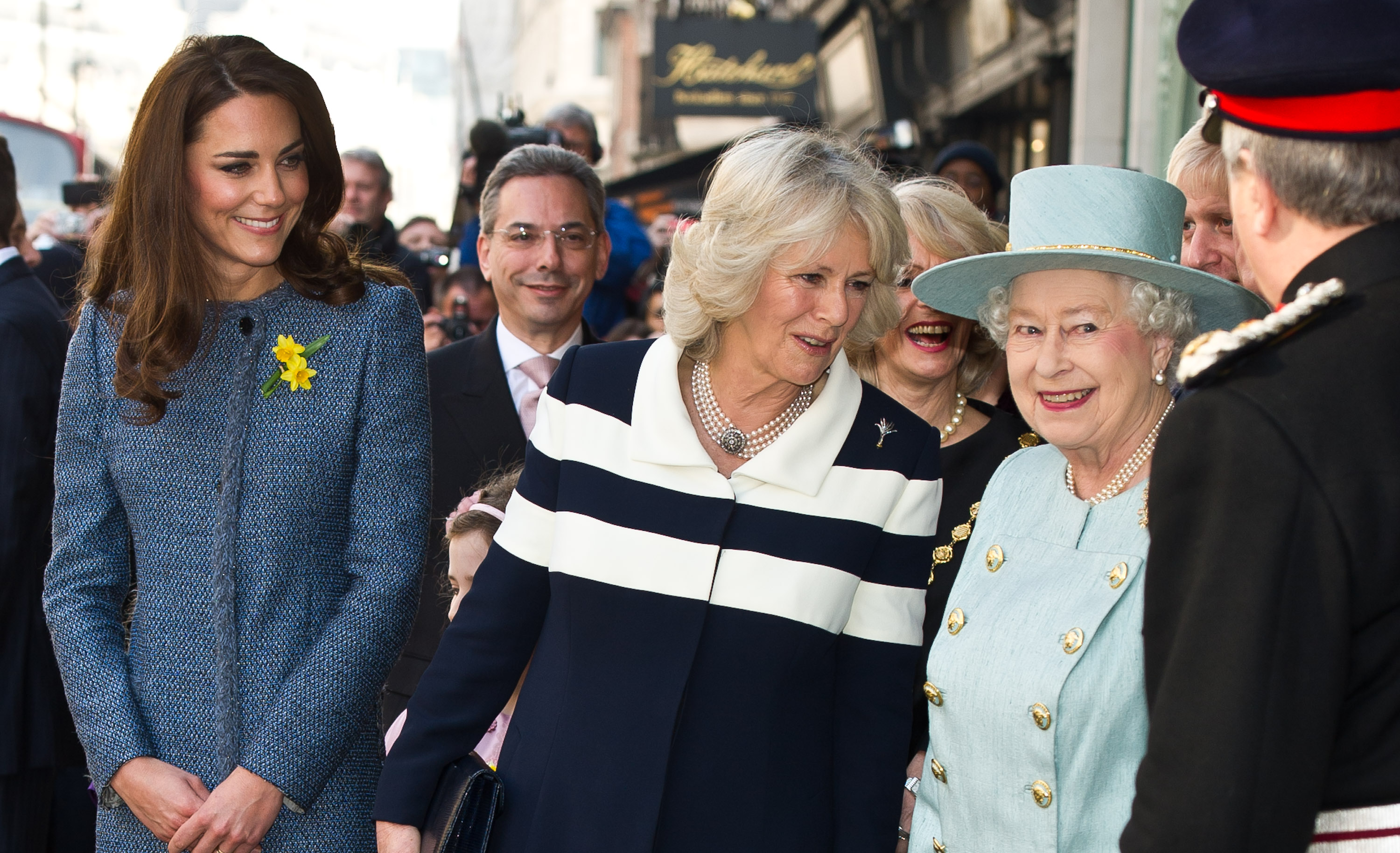 Катрин, Камила и кралица Елизабет II заедно на пазар