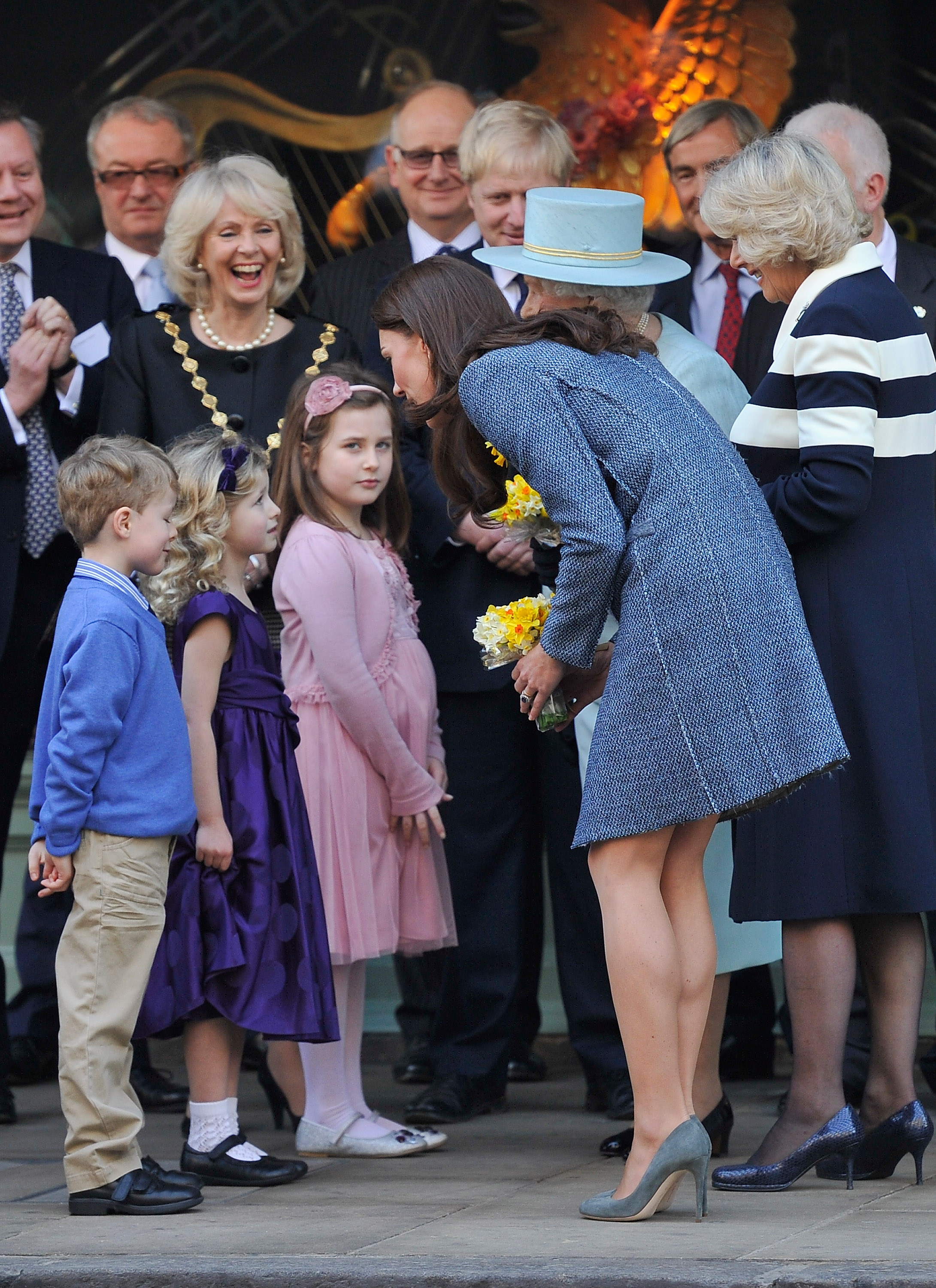Катрин, Камила и кралица Елизабет II заедно на пазар