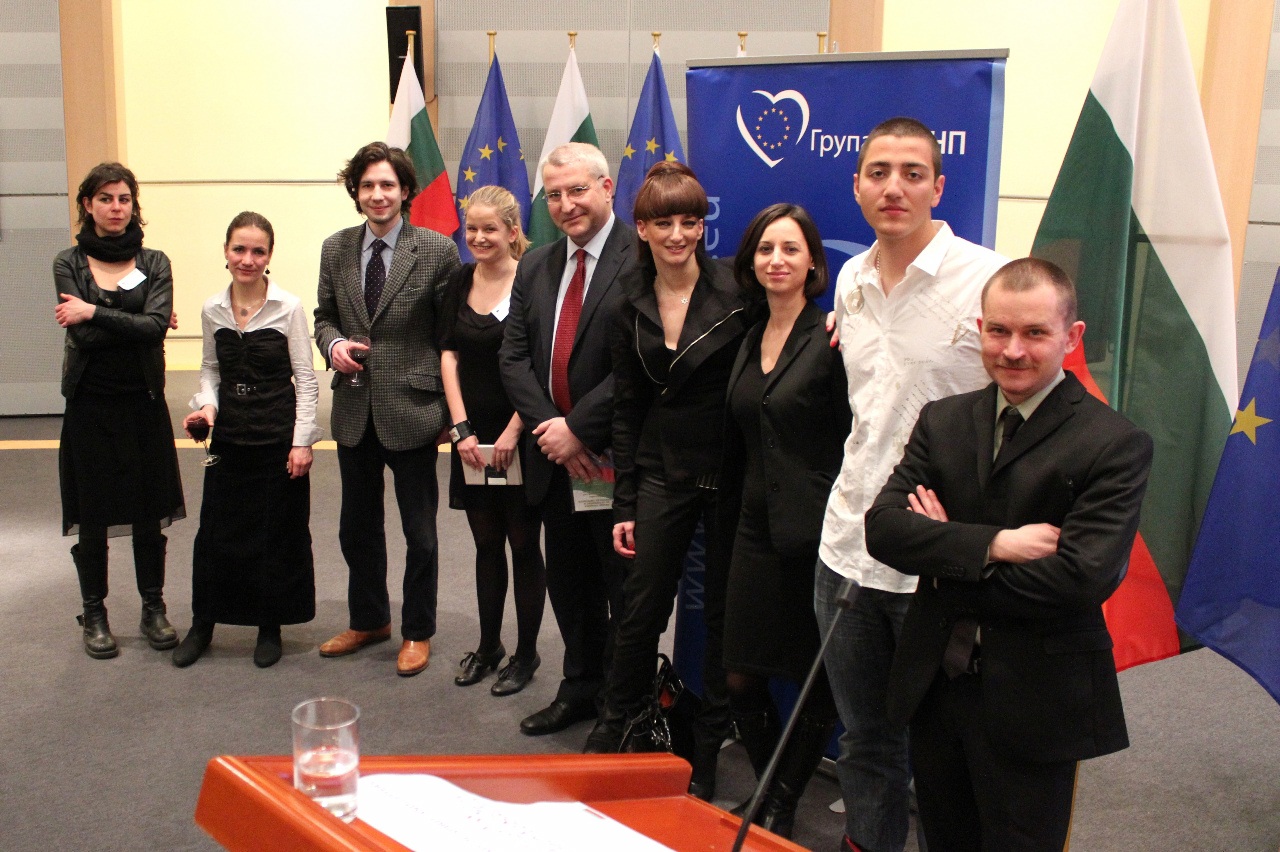 Светослав Малинов с младите гости на Европарламента