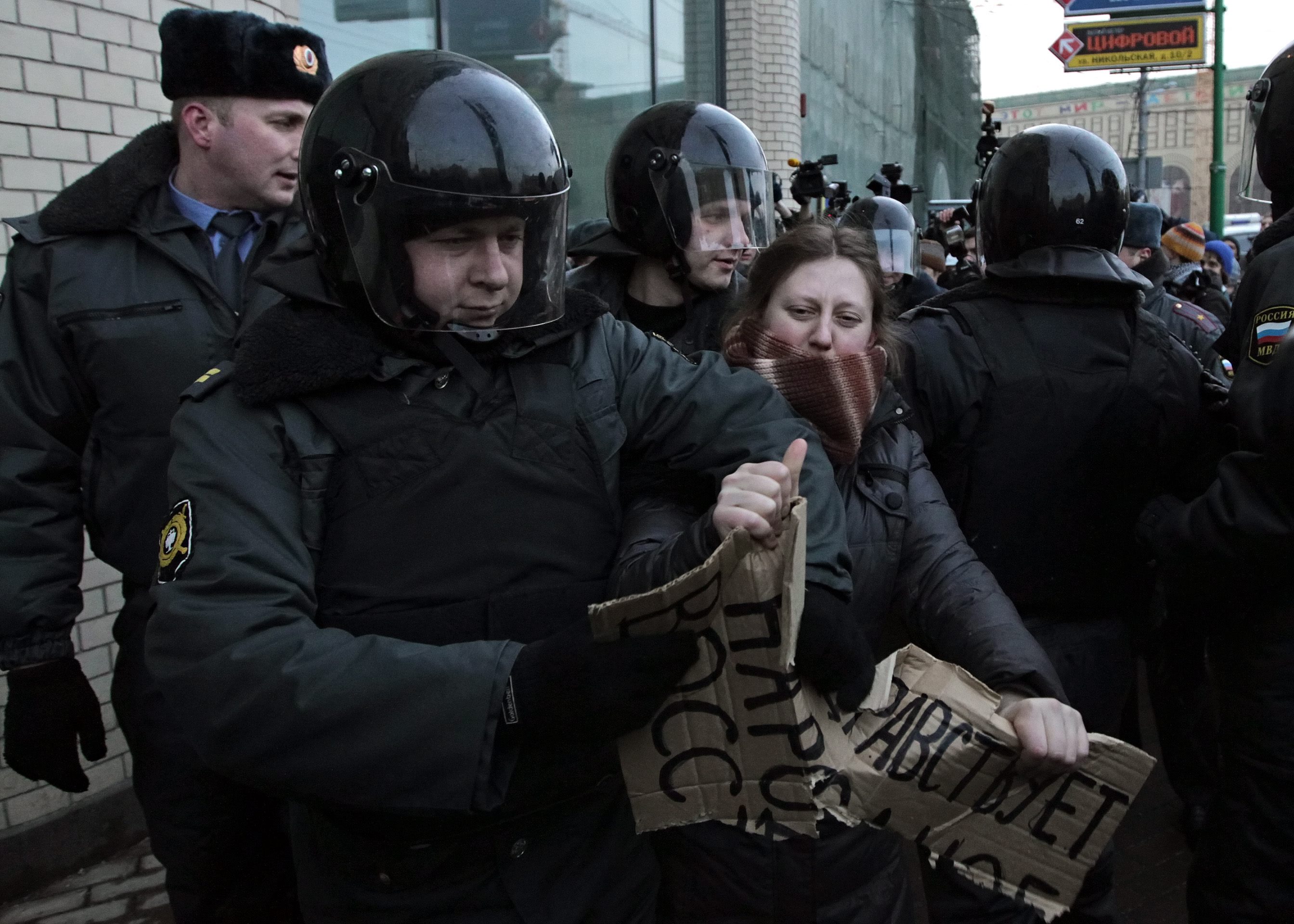 Полицията в Санкт Петербург задържа стотици протестиращи срещу Путин