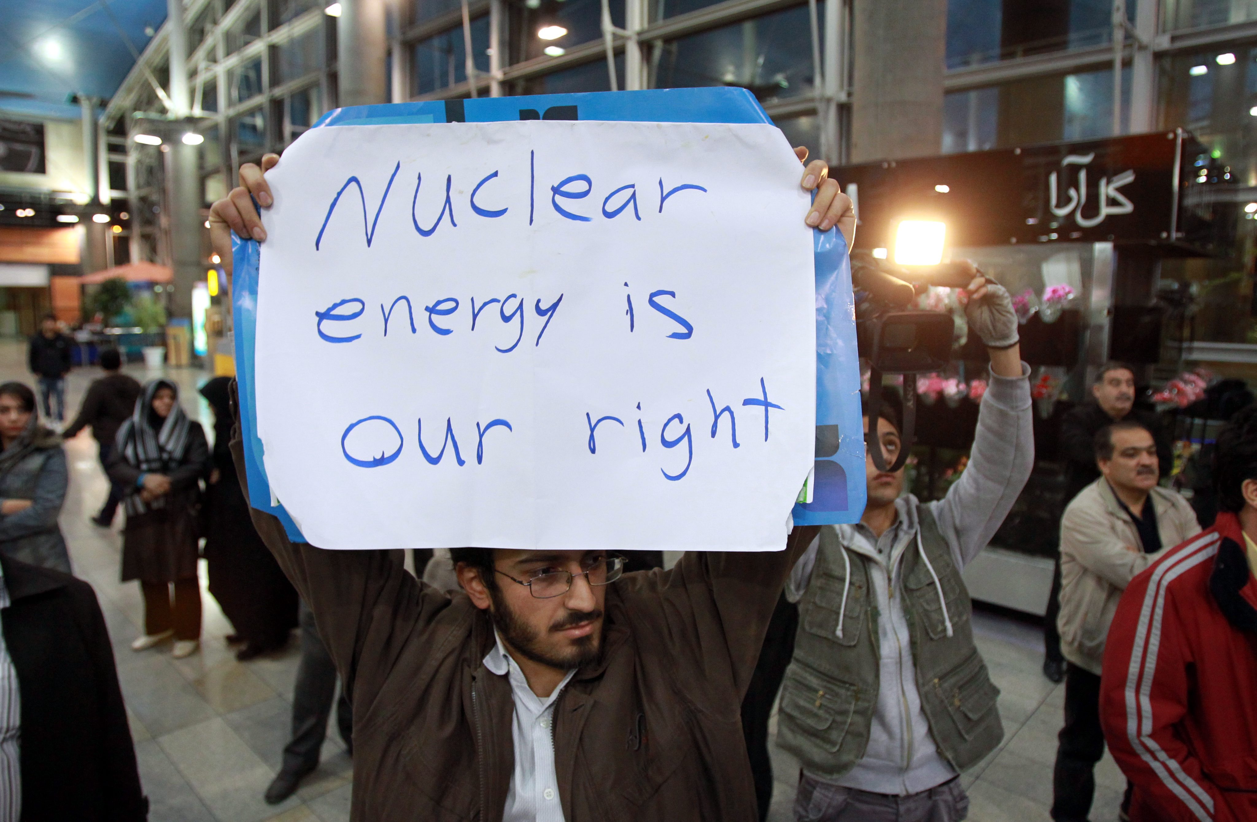 Иранци протестират в защита на ядрената програма на страната им