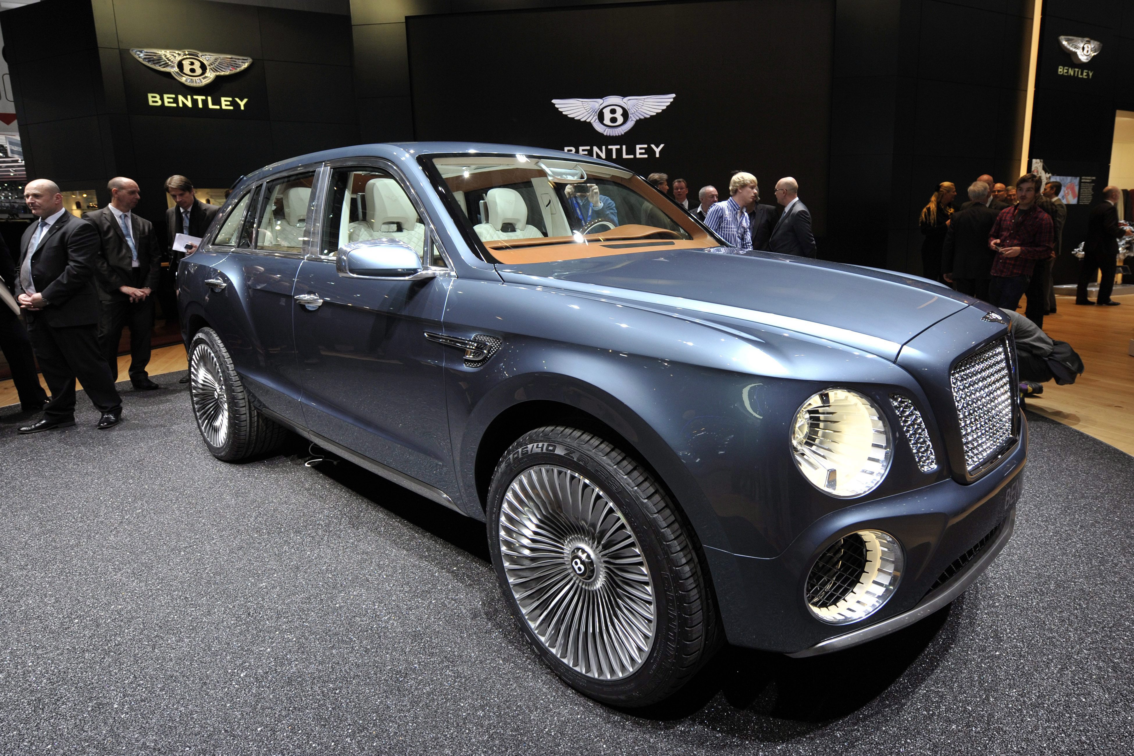 Ултра луксозният SUV на Bentley е на крачка от производство