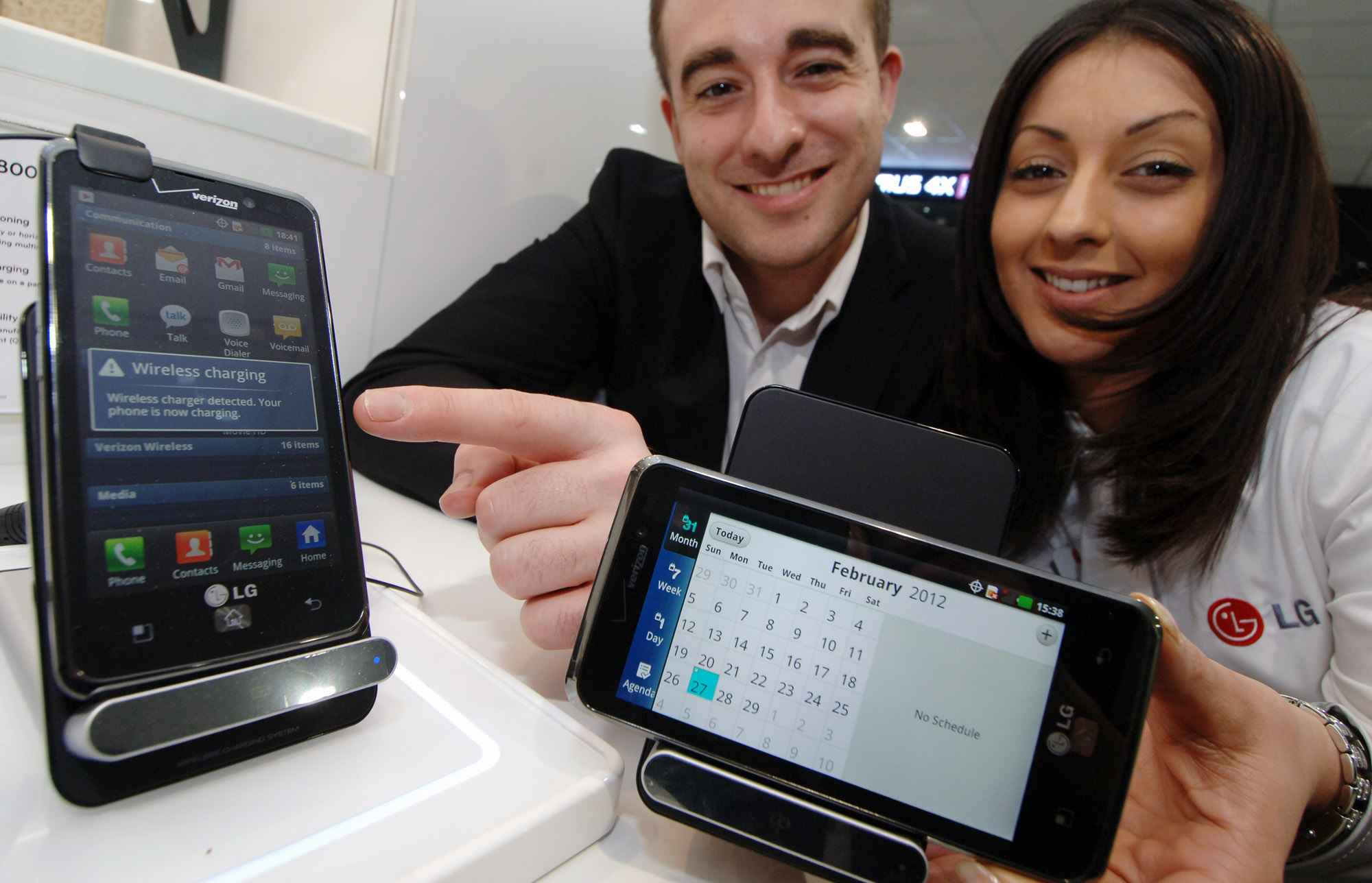 LG пуска безжично зарядно за умни телефони