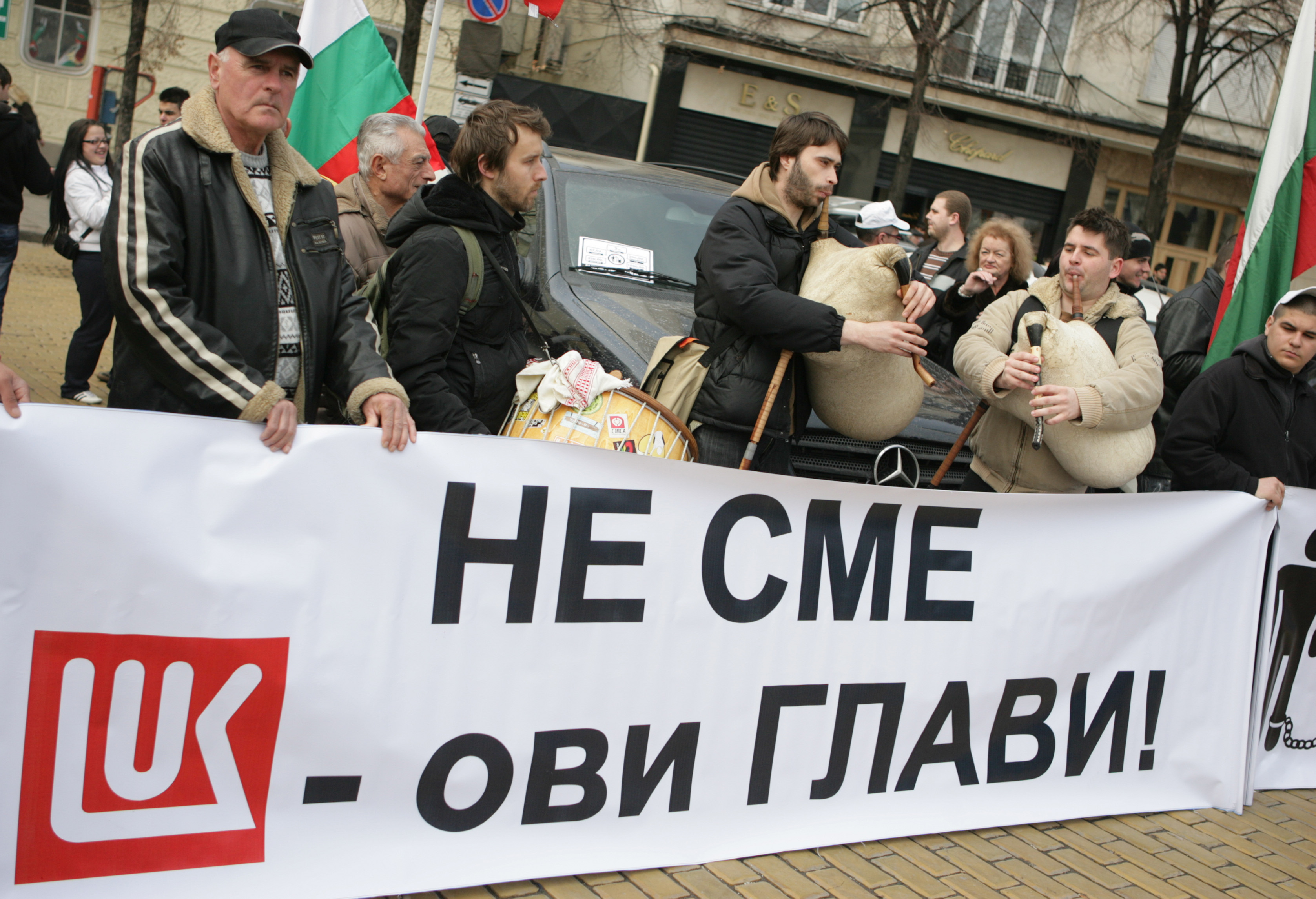 Събралите се пред парламента хора заявиха, че няма да се откажат да протестират