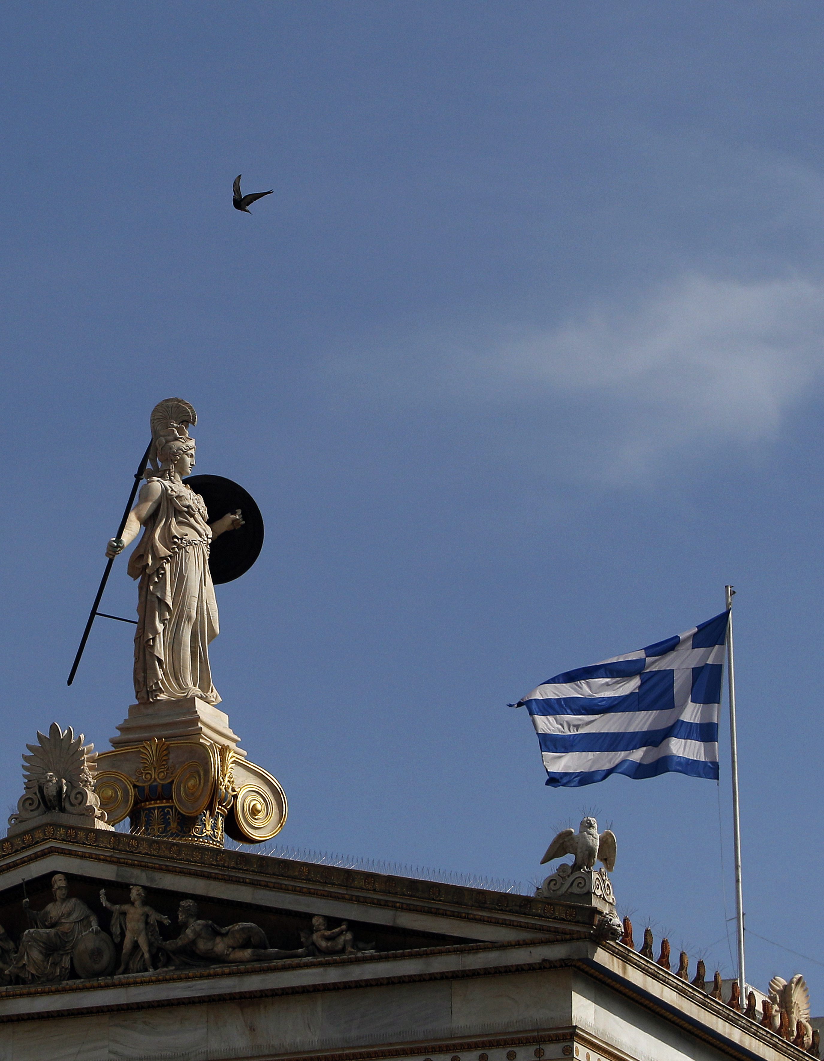Гърция замразява разходи, пести за юлските пенсии и заплати