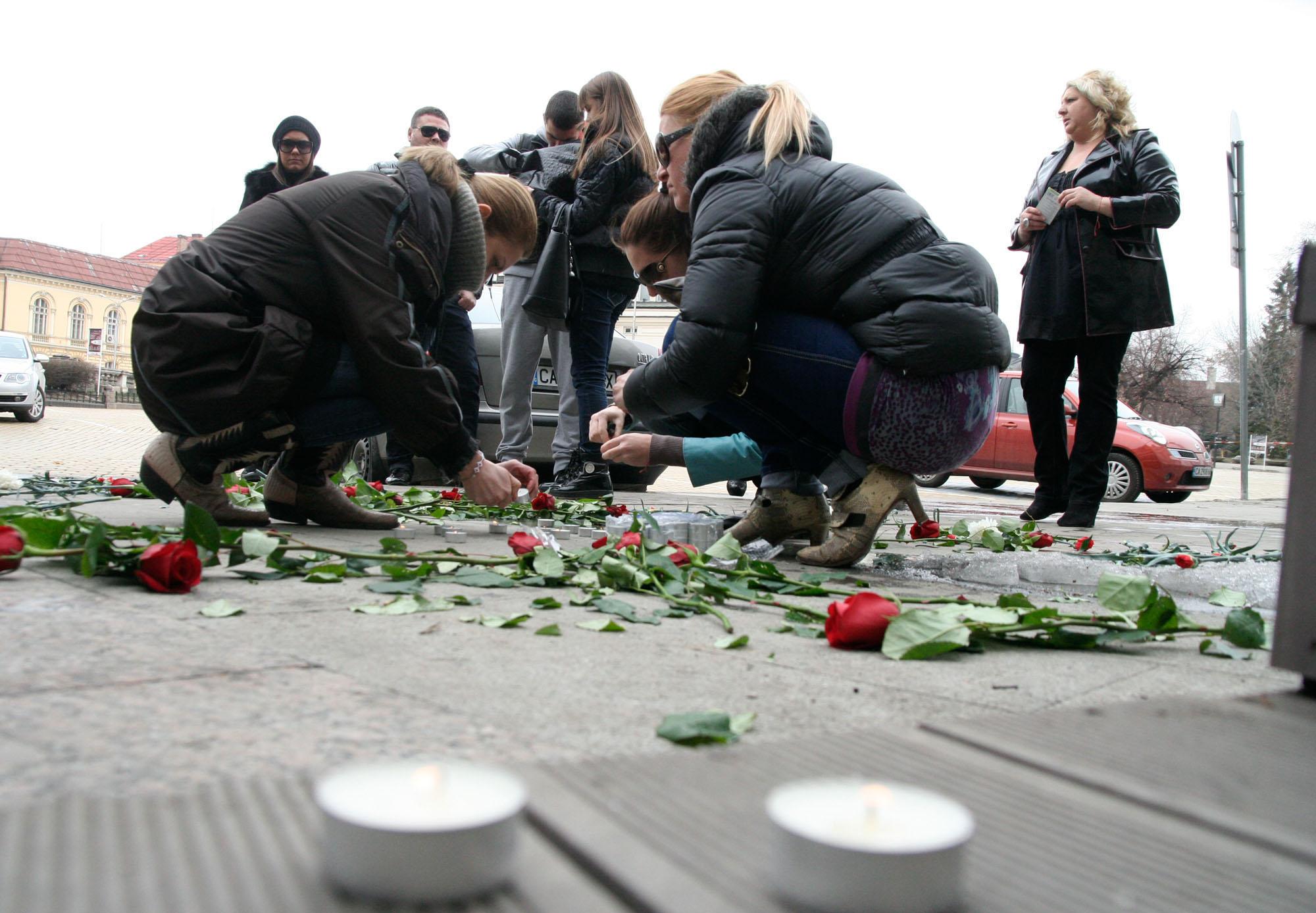 Близки на починалия полицай Младенов оставиха цветя на лобното му място