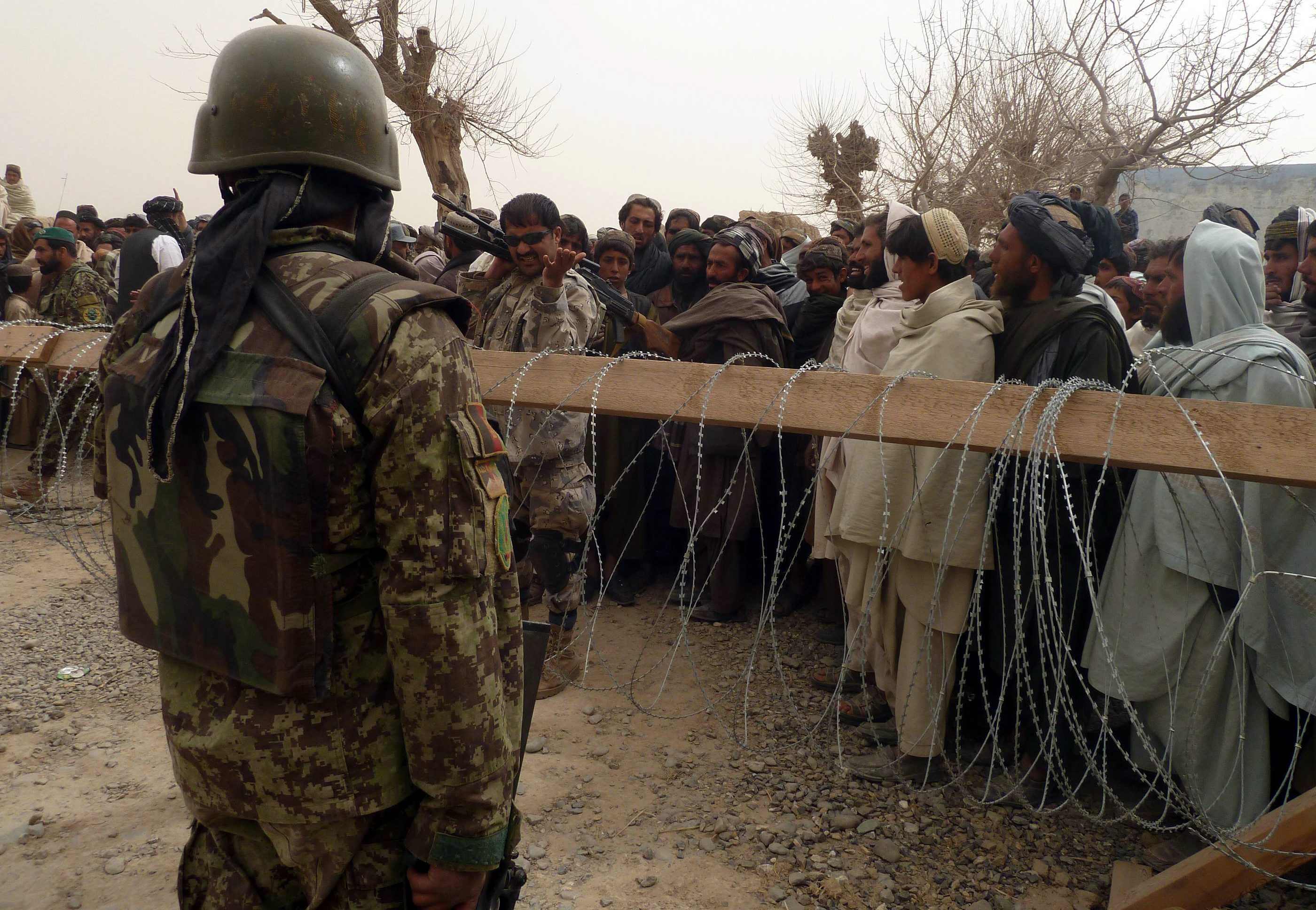 Афганистанци протестират пред база на НАТО след убийството на 16 цивилни от американски войник