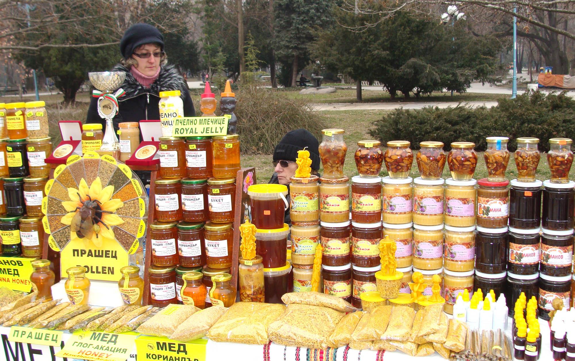 Пчелари раздават безплатно мед на най-малките в Пловдив