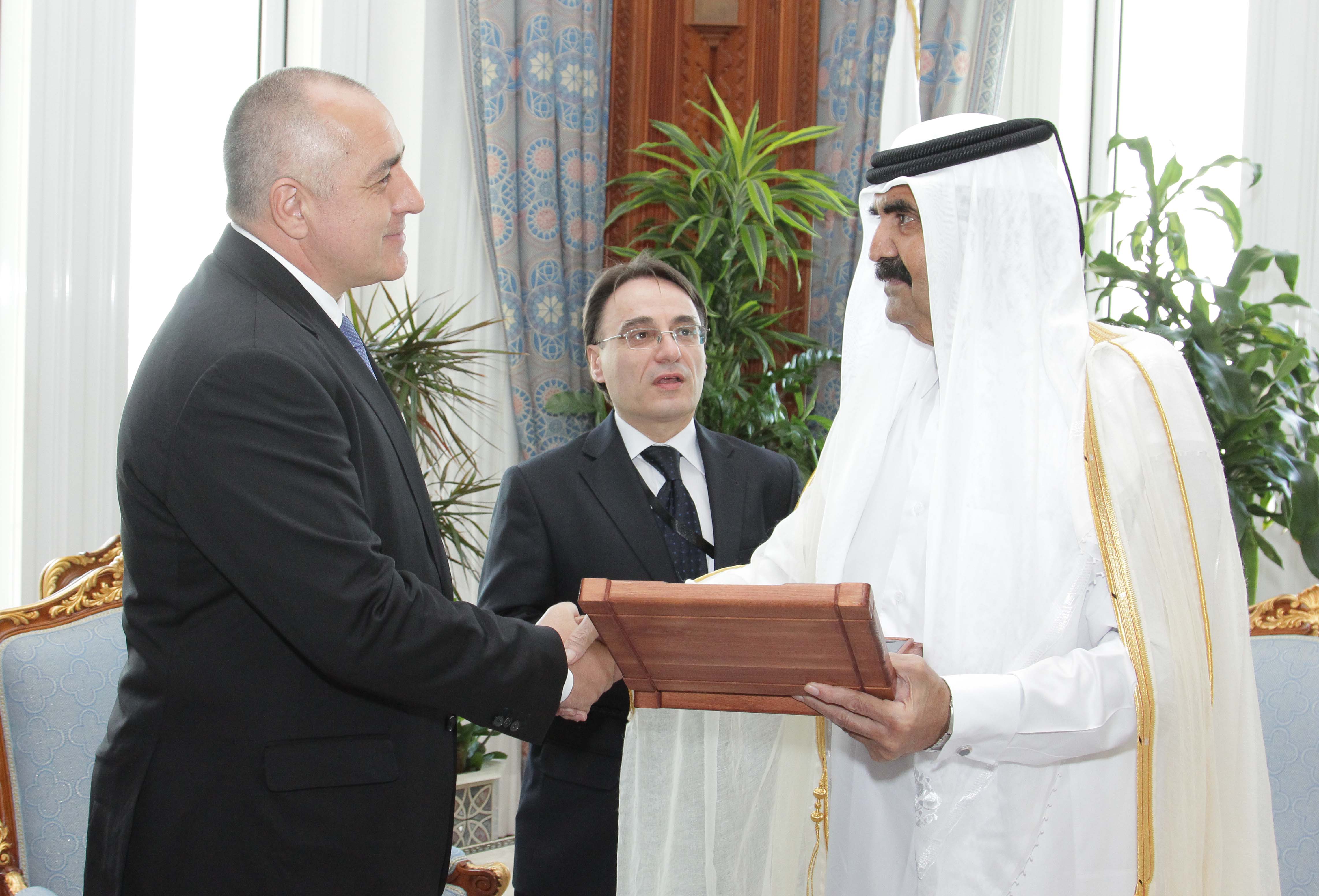 Бойко Борисов подари на емира на Катар шейх Хамад бен Халифа Ал-Тани позлатен български пистолет