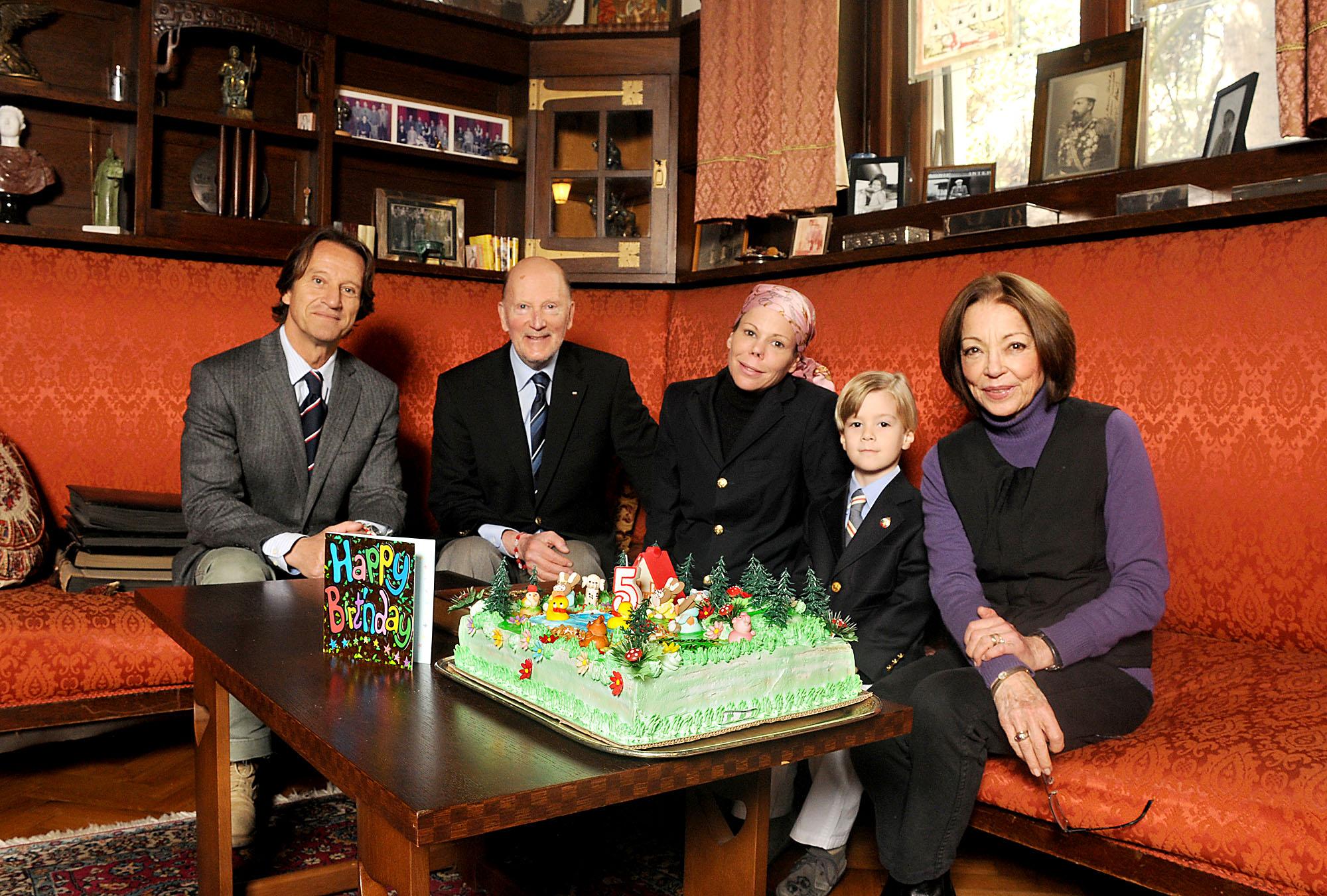 Симеон Хасан със семейството си - Симеон Сакскобурготски, доня Маргарита, Калина и Китин Муньос