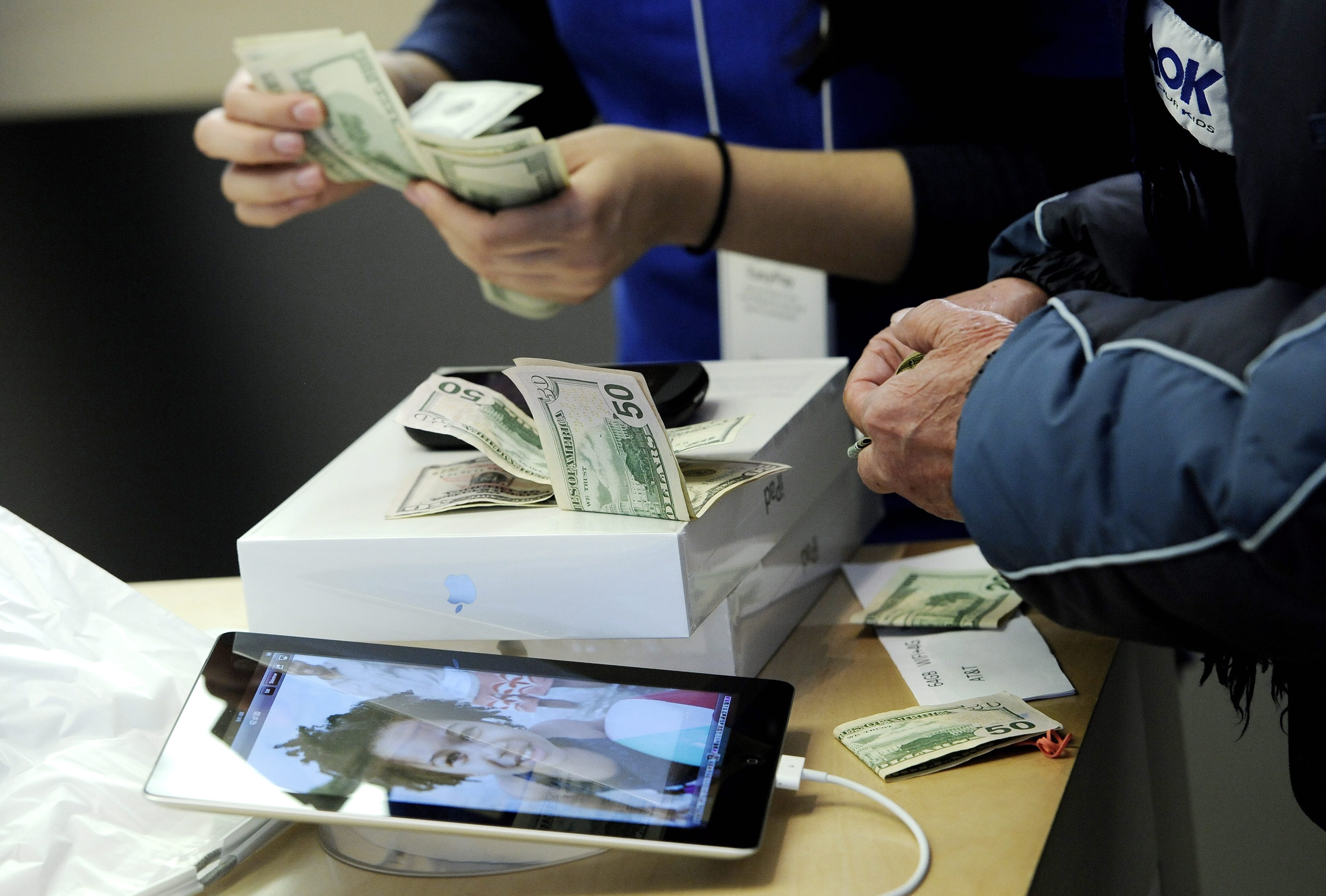 Преди да пусне iPad от първо поколение Apple се е договорила с издателствата да поддържат високи цени на книгите в iTunes Store