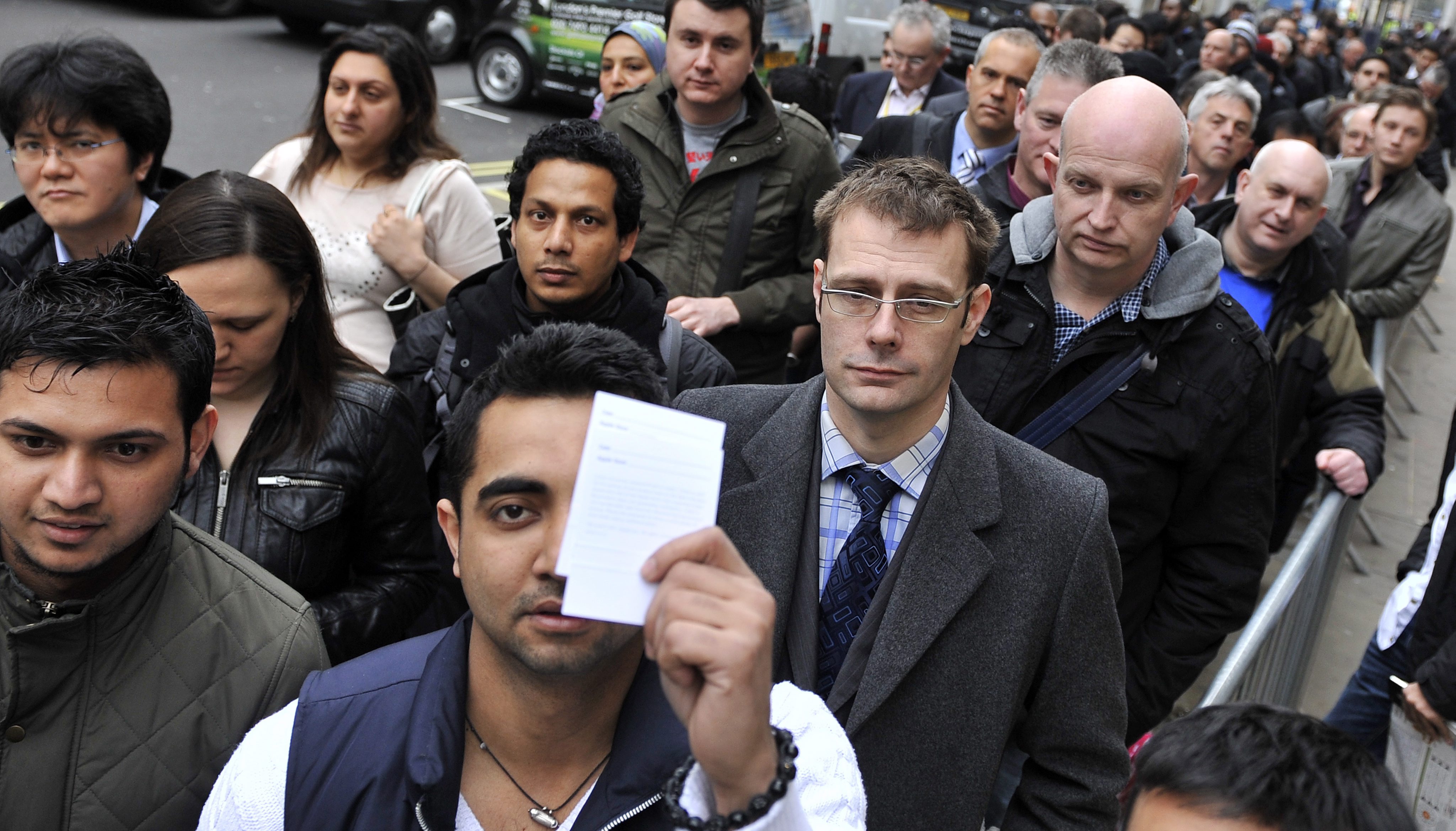 Опашка за новия iPad пред магазин на Apple във Великобритания