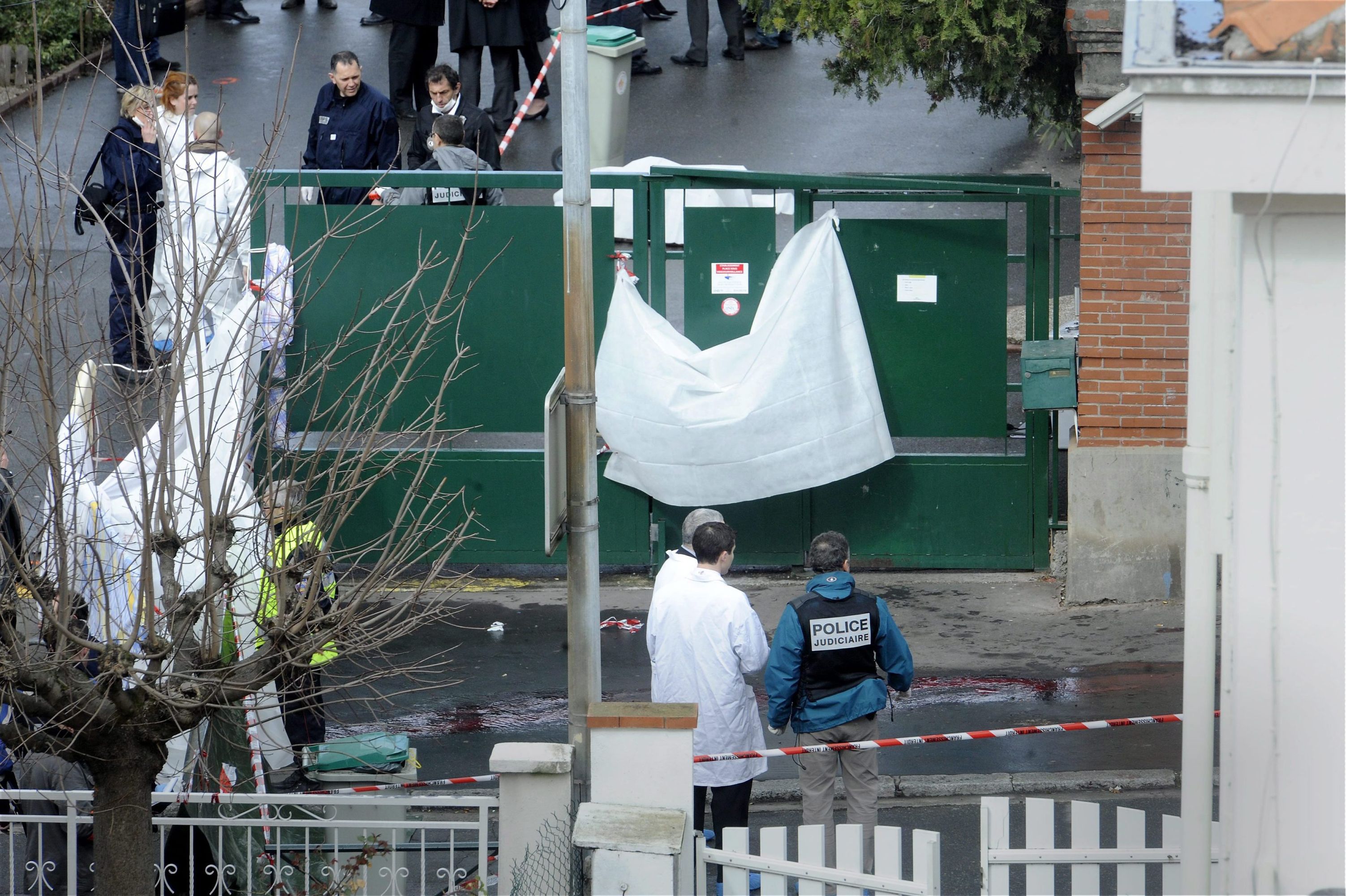 Убиха три деца и учител пред еврейско училище в Тулуза