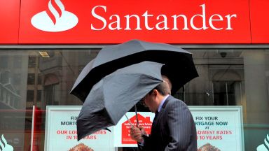 Испанската банкова група Сантандер закрива 140 клона във Великобритания
